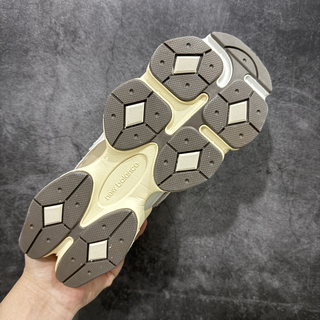 图片[9]-【纯原版】 New Balance NB9060 联名款 复古休闲运动慢跑鞋 粉棕色U9060NTB 全套原楦原纸板原厂数据开发 进口三明治网面 原装进口翻毛皮料正确绒感卡色 正确中底拉帮中底网布细节 原厂标裁 带紫光防伪 定制后跟透明水晶模块 冲裁组合 大底贴合程度胶水上色把控完美 整洁度挑战全网艺术家 多道序QC把关品质完善 匠心打造 耗时两个月开发完成 工艺极其复杂难度可想而知 新开独立私模大底 全网唯一正确六层组合大底 高端零售专供产物 尺码：36 37 37.5 38 38.5 39 40 40.5 41 42 42.5 43 44 45 46.5-选品中心