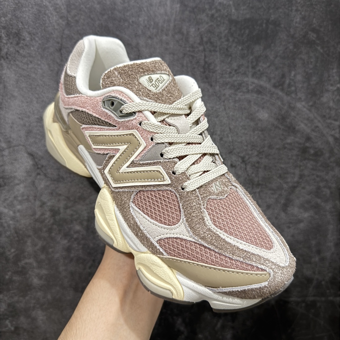 图片[3]-【纯原版】 New Balance NB9060 联名款 复古休闲运动慢跑鞋 粉棕色U9060NTB 全套原楦原纸板原厂数据开发 进口三明治网面 原装进口翻毛皮料正确绒感卡色 正确中底拉帮中底网布细节 原厂标裁 带紫光防伪 定制后跟透明水晶模块 冲裁组合 大底贴合程度胶水上色把控完美 整洁度挑战全网艺术家 多道序QC把关品质完善 匠心打造 耗时两个月开发完成 工艺极其复杂难度可想而知 新开独立私模大底 全网唯一正确六层组合大底 高端零售专供产物 尺码：36 37 37.5 38 38.5 39 40 40.5 41 42 42.5 43 44 45 46.5-选品中心