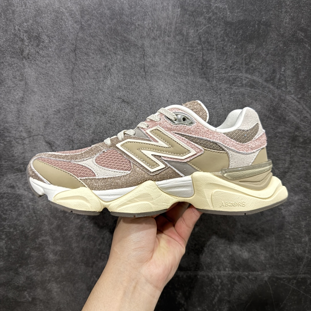 图片[2]-【纯原版】 New Balance NB9060 联名款 复古休闲运动慢跑鞋 粉棕色U9060NTB 全套原楦原纸板原厂数据开发 进口三明治网面 原装进口翻毛皮料正确绒感卡色 正确中底拉帮中底网布细节 原厂标裁 带紫光防伪 定制后跟透明水晶模块 冲裁组合 大底贴合程度胶水上色把控完美 整洁度挑战全网艺术家 多道序QC把关品质完善 匠心打造 耗时两个月开发完成 工艺极其复杂难度可想而知 新开独立私模大底 全网唯一正确六层组合大底 高端零售专供产物 尺码：36 37 37.5 38 38.5 39 40 40.5 41 42 42.5 43 44 45 46.5-选品中心