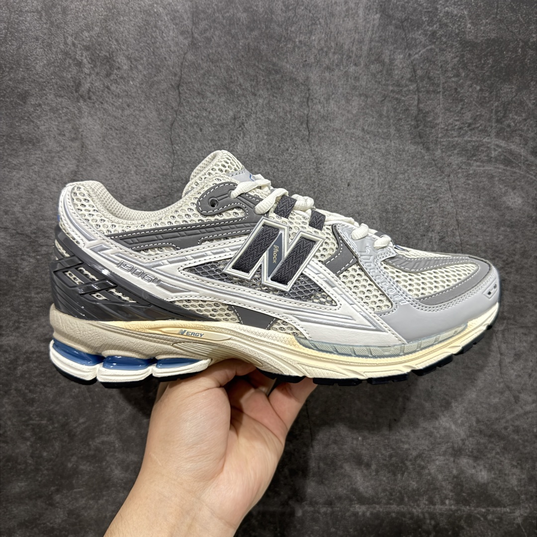 【纯原版】NB新百伦New Balance M1906R U1906NA 系列复古老爹风休闲运动慢跑鞋 采用轻质牛剖革拼接透气网眼衬垫织物鞋面材质#T-Beam大底提供足步弓支撑,保持步态稳定#后跟搭载外露缓震胶 鞋身整体以各种深浅不一的灰色覆盖,鞋头以淡蓝色调装饰,网眼衬垫通过不规律的色块实现做旧的美感,泛黄的鞋底更是进一步增添了复古气息。 尺码:36 37 37.5 38 38.5 39.5 40 40.5 41.5 42 42.5 43 44 45 46.5-选品中心