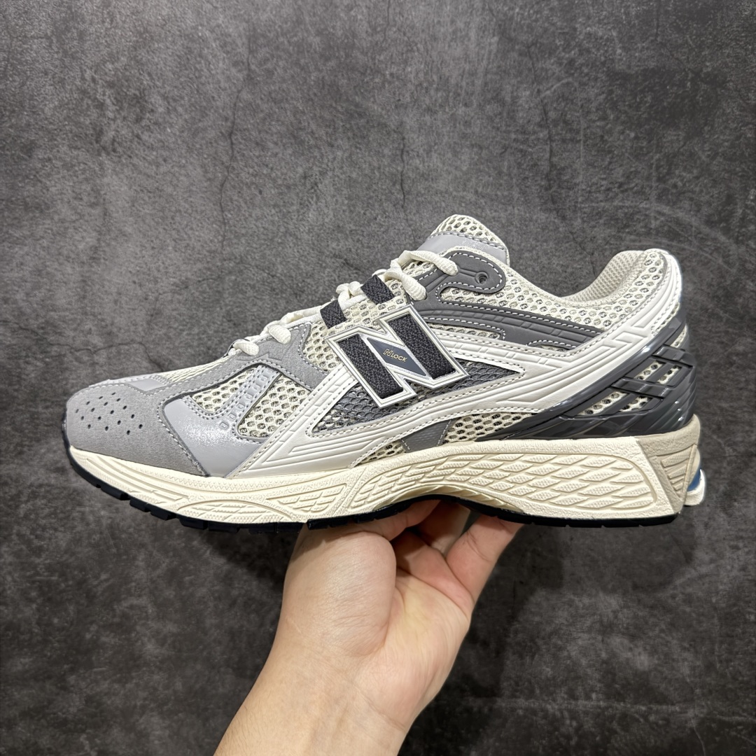 图片[2]-【纯原版】NB新百伦New Balance M1906R U1906NA 系列复古老爹风休闲运动慢跑鞋 采用轻质牛剖革拼接透气网眼衬垫织物鞋面材质#T-Beam大底提供足步弓支撑，保持步态稳定#后跟搭载外露缓震胶 鞋身整体以各种深浅不一的灰色覆盖，鞋头以淡蓝色调装饰，网眼衬垫通过不规律的色块实现做旧的美感，泛黄的鞋底更是进一步增添了复古气息。 尺码：36 37 37.5 38 38.5 39.5 40 40.5 41.5 42 42.5 43 44 45 46.5-选品中心