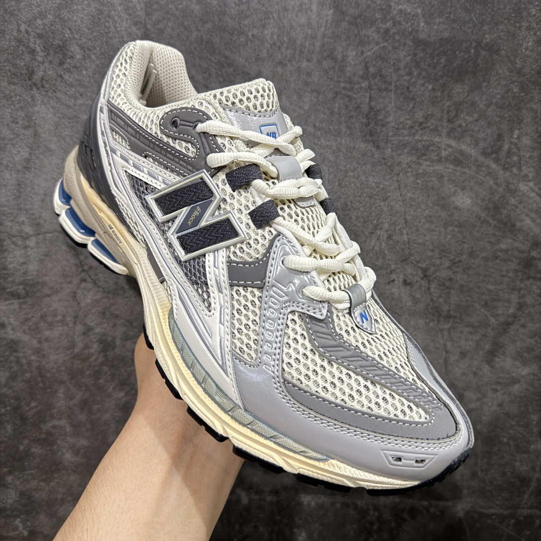 图片[3]-【纯原版】NB新百伦New Balance M1906R U1906NA 系列复古老爹风休闲运动慢跑鞋 采用轻质牛剖革拼接透气网眼衬垫织物鞋面材质#T-Beam大底提供足步弓支撑，保持步态稳定#后跟搭载外露缓震胶 鞋身整体以各种深浅不一的灰色覆盖，鞋头以淡蓝色调装饰，网眼衬垫通过不规律的色块实现做旧的美感，泛黄的鞋底更是进一步增添了复古气息。 尺码：36 37 37.5 38 38.5 39.5 40 40.5 41.5 42 42.5 43 44 45 46.5-选品中心
