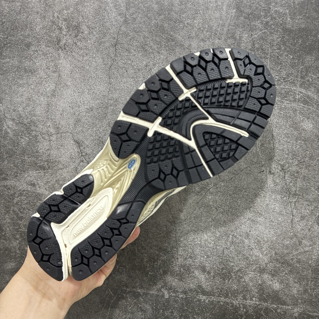 图片[9]-【纯原版】NB新百伦New Balance M1906R U1906NA 系列复古老爹风休闲运动慢跑鞋 采用轻质牛剖革拼接透气网眼衬垫织物鞋面材质#T-Beam大底提供足步弓支撑，保持步态稳定#后跟搭载外露缓震胶 鞋身整体以各种深浅不一的灰色覆盖，鞋头以淡蓝色调装饰，网眼衬垫通过不规律的色块实现做旧的美感，泛黄的鞋底更是进一步增添了复古气息。 尺码：36 37 37.5 38 38.5 39.5 40 40.5 41.5 42 42.5 43 44 45 46.5-选品中心