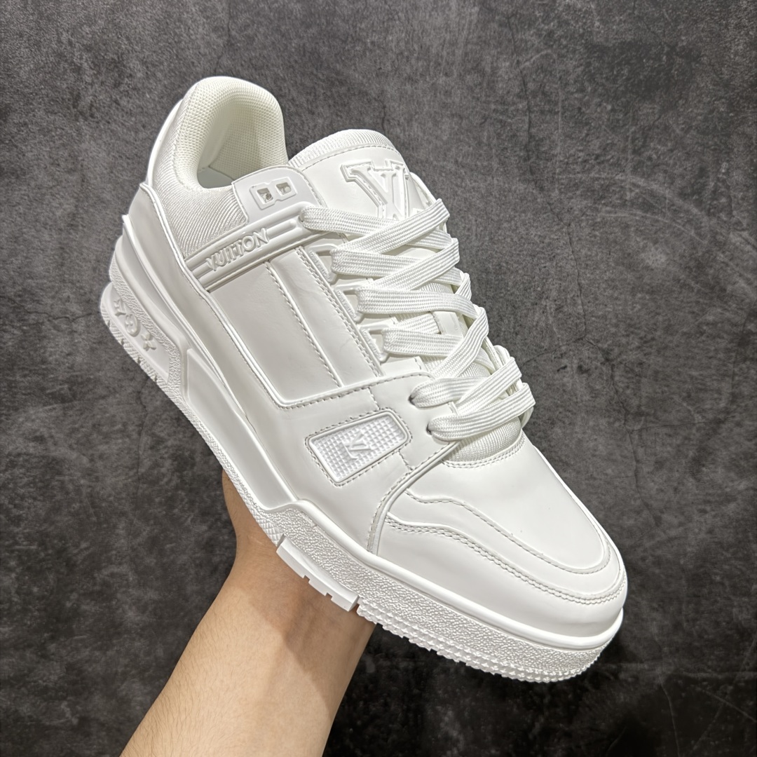 图片[3]-【顶级性价比版本】LV Trainer 纯白皮 双层飞机礼盒 中高端品质 价格超值不杀猪 非市面假特价版本 广东产 顶级品质 真材实料 不偷材料 市售数一数二的好货 放眼市场同价格绝对找不到比他更好的货⚠️ 工厂长期补货 价格优势供应 所有配色均原版购入开发打造 正确原版 超高还原度 空胶工艺 各细节到位 鞋面为细柔小牛皮 厚实织物鞋带正确扣子配件 正确牛仔布料无色差 图案对版对位 白色软质荔枝皮 老花压印到位 细节 版型全都没毛病 正确鞋垫 中高端零售 杀猪这个版本没毛病 品质见实拍 无需过多文案赘述！ 尺码： 39 40 41 42 43 44 45 46-选品中心