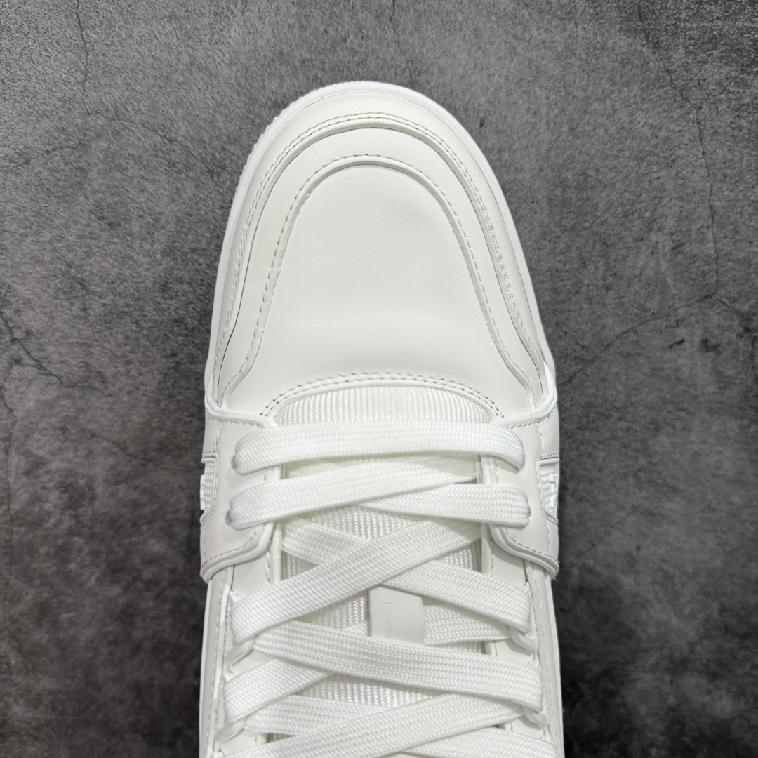 图片[5]-【顶级性价比版本】LV Trainer 纯白皮 双层飞机礼盒 中高端品质 价格超值不杀猪 非市面假特价版本 广东产 顶级品质 真材实料 不偷材料 市售数一数二的好货 放眼市场同价格绝对找不到比他更好的货⚠️ 工厂长期补货 价格优势供应 所有配色均原版购入开发打造 正确原版 超高还原度 空胶工艺 各细节到位 鞋面为细柔小牛皮 厚实织物鞋带正确扣子配件 正确牛仔布料无色差 图案对版对位 白色软质荔枝皮 老花压印到位 细节 版型全都没毛病 正确鞋垫 中高端零售 杀猪这个版本没毛病 品质见实拍 无需过多文案赘述！ 尺码： 39 40 41 42 43 44 45 46-选品中心