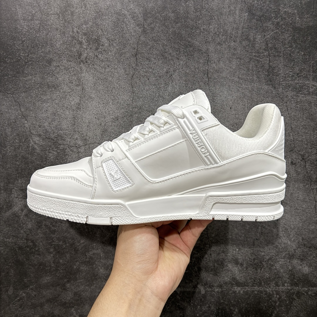 【顶级性价比版本】LV Trainer 纯白皮 双层飞机礼盒 中高端品质 价格超值不杀猪 非市面假特价版本 广东产 顶级品质 真材实料 不偷材料 市售数一数二的好货 放眼市场同价格绝对找不到比他更好的货⚠️ 工厂长期补货 价格优势供应 所有配色均原版购入开发打造 正确原版 超高还原度 空胶工艺 各细节到位 鞋面为细柔小牛皮 厚实织物鞋带正确扣子配件 正确牛仔布料无色差 图案对版对位 白色软质荔枝皮 老花压印到位 细节 版型全都没毛病 正确鞋垫 中高端零售 杀猪这个版本没毛病 品质见实拍 无需过多文案赘述! 尺码: 39 40 41 42 43 44 45 46-选品中心