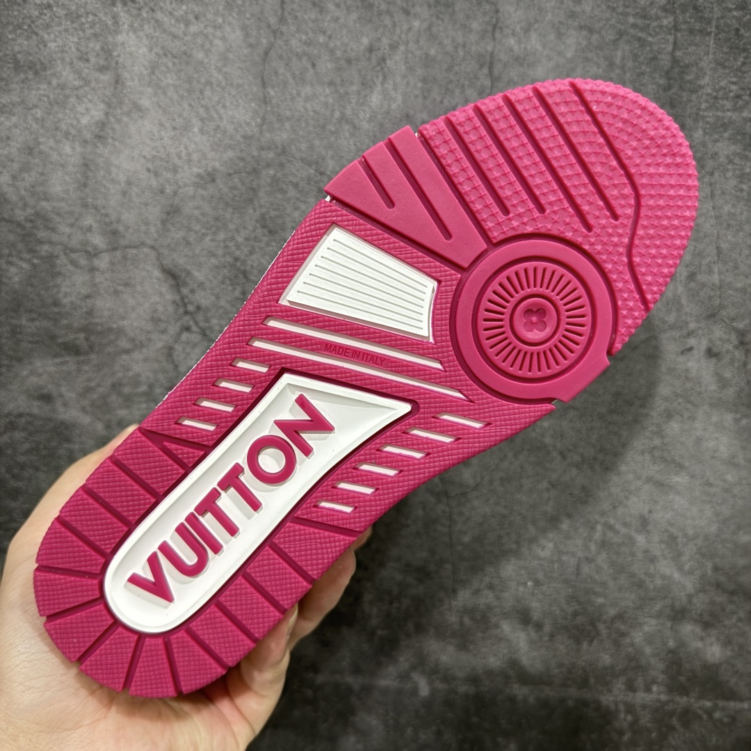 图片[9]-【顶级性价比版本】LV Trainer 紫红白色 双层飞机礼盒 中高端品质 价格超值不杀猪 非市面假特价版本 广东产 顶级品质 真材实料 不偷材料 市售数一数二的好货 放眼市场同价格绝对找不到比他更好的货⚠️ 工厂长期补货 价格优势供应 所有配色均原版购入开发打造 正确原版 超高还原度 空胶工艺 各细节到位 鞋面为细柔小牛皮 厚实织物鞋带正确扣子配件 正确牛仔布料无色差 图案对版对位 白色软质荔枝皮 老花压印到位 细节 版型全都没毛病 正确鞋垫 中高端零售 杀猪这个版本没毛病 品质见实拍 无需过多文案赘述！ 尺码：35 36 37 38 39-选品中心