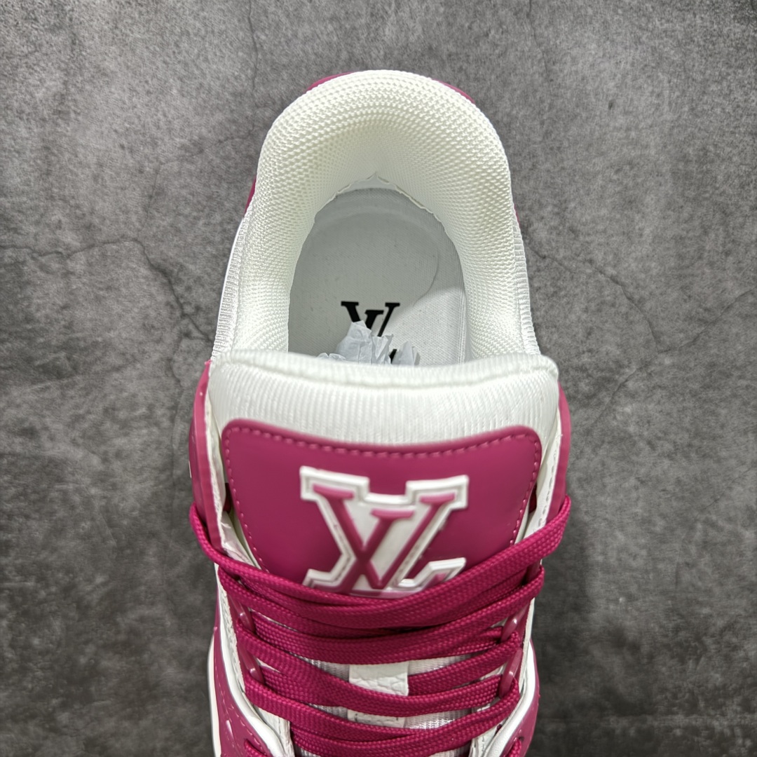 图片[8]-【顶级性价比版本】LV Trainer 紫红白色 双层飞机礼盒 中高端品质 价格超值不杀猪 非市面假特价版本 广东产 顶级品质 真材实料 不偷材料 市售数一数二的好货 放眼市场同价格绝对找不到比他更好的货⚠️ 工厂长期补货 价格优势供应 所有配色均原版购入开发打造 正确原版 超高还原度 空胶工艺 各细节到位 鞋面为细柔小牛皮 厚实织物鞋带正确扣子配件 正确牛仔布料无色差 图案对版对位 白色软质荔枝皮 老花压印到位 细节 版型全都没毛病 正确鞋垫 中高端零售 杀猪这个版本没毛病 品质见实拍 无需过多文案赘述！ 尺码：35 36 37 38 39-选品中心