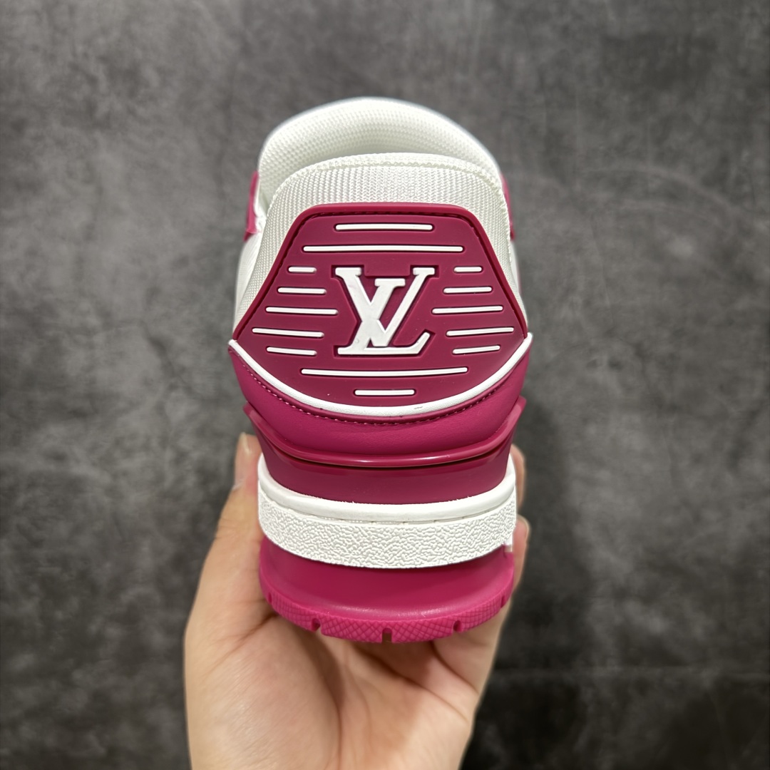 图片[4]-【顶级性价比版本】LV Trainer 紫红白色 双层飞机礼盒 中高端品质 价格超值不杀猪 非市面假特价版本 广东产 顶级品质 真材实料 不偷材料 市售数一数二的好货 放眼市场同价格绝对找不到比他更好的货⚠️ 工厂长期补货 价格优势供应 所有配色均原版购入开发打造 正确原版 超高还原度 空胶工艺 各细节到位 鞋面为细柔小牛皮 厚实织物鞋带正确扣子配件 正确牛仔布料无色差 图案对版对位 白色软质荔枝皮 老花压印到位 细节 版型全都没毛病 正确鞋垫 中高端零售 杀猪这个版本没毛病 品质见实拍 无需过多文案赘述！ 尺码：35 36 37 38 39-选品中心