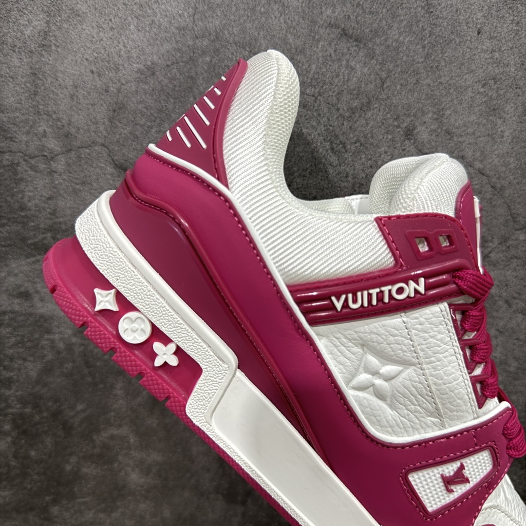 图片[7]-【顶级性价比版本】LV Trainer 紫红白色 双层飞机礼盒 中高端品质 价格超值不杀猪 非市面假特价版本 广东产 顶级品质 真材实料 不偷材料 市售数一数二的好货 放眼市场同价格绝对找不到比他更好的货⚠️ 工厂长期补货 价格优势供应 所有配色均原版购入开发打造 正确原版 超高还原度 空胶工艺 各细节到位 鞋面为细柔小牛皮 厚实织物鞋带正确扣子配件 正确牛仔布料无色差 图案对版对位 白色软质荔枝皮 老花压印到位 细节 版型全都没毛病 正确鞋垫 中高端零售 杀猪这个版本没毛病 品质见实拍 无需过多文案赘述！ 尺码：35 36 37 38 39-选品中心