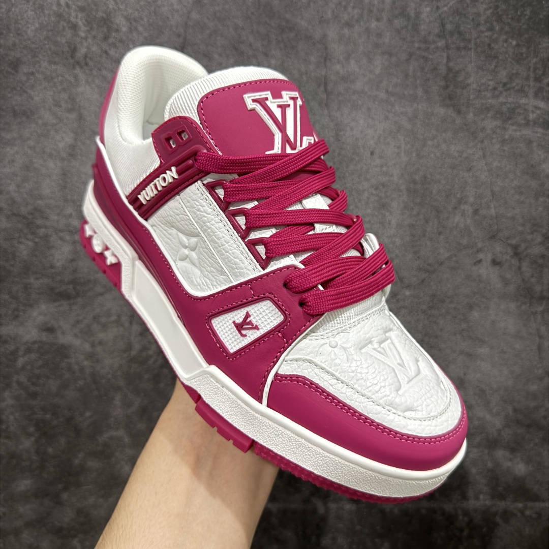 图片[3]-【顶级性价比版本】LV Trainer 紫红白色 双层飞机礼盒 中高端品质 价格超值不杀猪 非市面假特价版本 广东产 顶级品质 真材实料 不偷材料 市售数一数二的好货 放眼市场同价格绝对找不到比他更好的货⚠️ 工厂长期补货 价格优势供应 所有配色均原版购入开发打造 正确原版 超高还原度 空胶工艺 各细节到位 鞋面为细柔小牛皮 厚实织物鞋带正确扣子配件 正确牛仔布料无色差 图案对版对位 白色软质荔枝皮 老花压印到位 细节 版型全都没毛病 正确鞋垫 中高端零售 杀猪这个版本没毛病 品质见实拍 无需过多文案赘述！ 尺码：35 36 37 38 39-选品中心