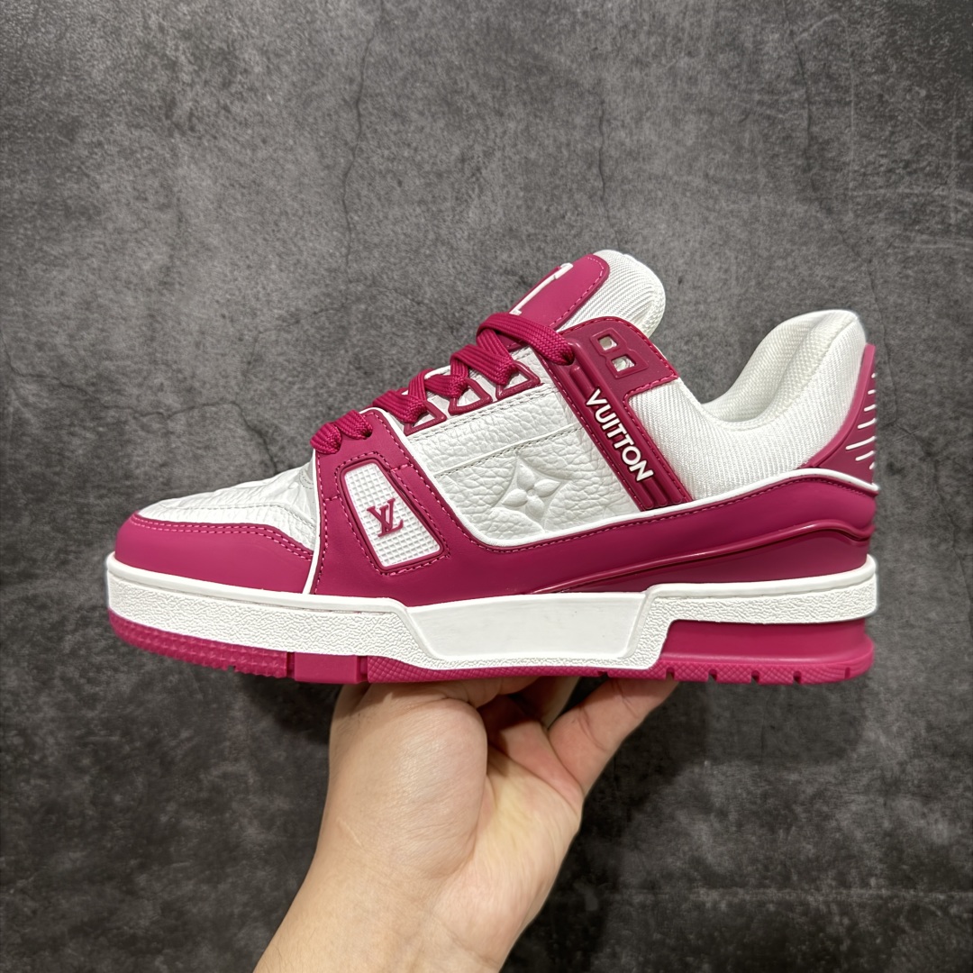 图片[2]-【顶级性价比版本】LV Trainer 紫红白色 双层飞机礼盒 中高端品质 价格超值不杀猪 非市面假特价版本 广东产 顶级品质 真材实料 不偷材料 市售数一数二的好货 放眼市场同价格绝对找不到比他更好的货⚠️ 工厂长期补货 价格优势供应 所有配色均原版购入开发打造 正确原版 超高还原度 空胶工艺 各细节到位 鞋面为细柔小牛皮 厚实织物鞋带正确扣子配件 正确牛仔布料无色差 图案对版对位 白色软质荔枝皮 老花压印到位 细节 版型全都没毛病 正确鞋垫 中高端零售 杀猪这个版本没毛病 品质见实拍 无需过多文案赘述！ 尺码：35 36 37 38 39-选品中心