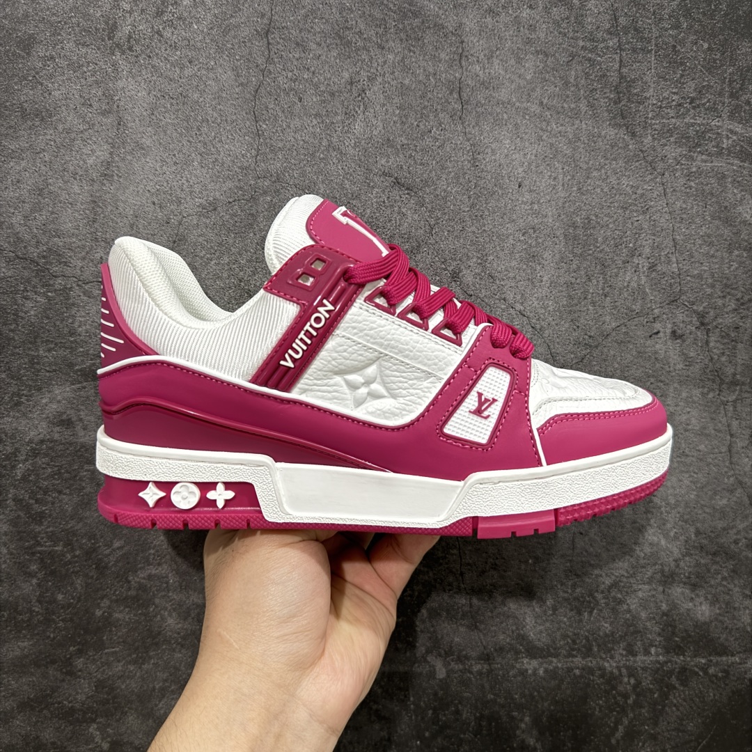 【顶级性价比版本】LV Trainer 紫红白色 双层飞机礼盒 中高端品质 价格超值不杀猪 非市面假特价版本 广东产 顶级品质 真材实料 不偷材料 市售数一数二的好货 放眼市场同价格绝对找不到比他更好的货⚠️ 工厂长期补货 价格优势供应 所有配色均原版购入开发打造 正确原版 超高还原度 空胶工艺 各细节到位 鞋面为细柔小牛皮 厚实织物鞋带正确扣子配件 正确牛仔布料无色差 图案对版对位 白色软质荔枝皮 老花压印到位 细节 版型全都没毛病 正确鞋垫 中高端零售 杀猪这个版本没毛病 品质见实拍 无需过多文案赘述! 尺码:35 36 37 38 39-选品中心