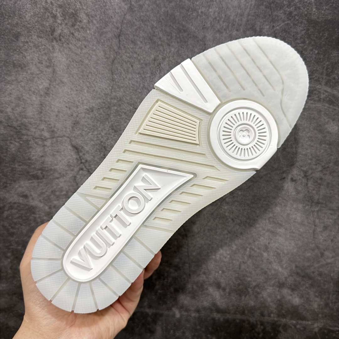 图片[9]-【顶级性价比版本】LV Trainer 白水泥 双层飞机礼盒 中高端品质 价格超值不杀猪 非市面假特价版本 广东产 顶级品质 真材实料 不偷材料 市售数一数二的好货 放眼市场同价格绝对找不到比他更好的货⚠️ 工厂长期补货 价格优势供应 所有配色均原版购入开发打造 正确原版 超高还原度 空胶工艺 各细节到位 鞋面为细柔小牛皮 厚实织物鞋带正确扣子配件 正确牛仔布料无色差 图案对版对位 白色软质荔枝皮 老花压印到位 细节 版型全都没毛病 正确鞋垫 中高端零售 杀猪这个版本没毛病 品质见实拍 无需过多文案赘述！ 尺码：35 36 37 38 39 40 41 42 43 44 45 46-选品中心