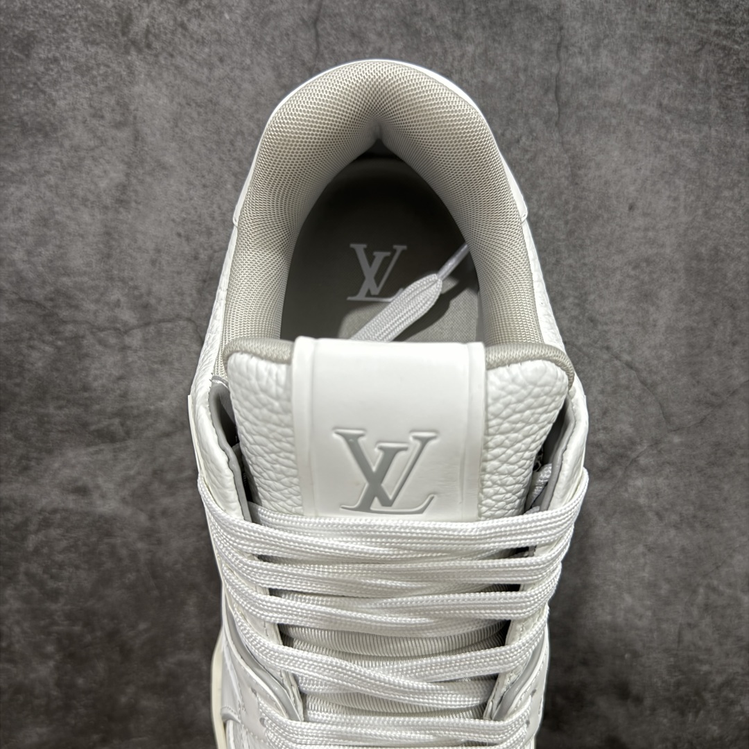 图片[8]-【顶级性价比版本】LV Trainer 白水泥 双层飞机礼盒 中高端品质 价格超值不杀猪 非市面假特价版本 广东产 顶级品质 真材实料 不偷材料 市售数一数二的好货 放眼市场同价格绝对找不到比他更好的货⚠️ 工厂长期补货 价格优势供应 所有配色均原版购入开发打造 正确原版 超高还原度 空胶工艺 各细节到位 鞋面为细柔小牛皮 厚实织物鞋带正确扣子配件 正确牛仔布料无色差 图案对版对位 白色软质荔枝皮 老花压印到位 细节 版型全都没毛病 正确鞋垫 中高端零售 杀猪这个版本没毛病 品质见实拍 无需过多文案赘述！ 尺码：35 36 37 38 39 40 41 42 43 44 45 46-选品中心