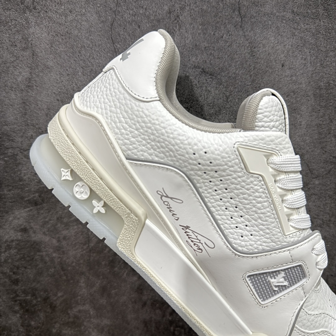 图片[7]-【顶级性价比版本】LV Trainer 白水泥 双层飞机礼盒 中高端品质 价格超值不杀猪 非市面假特价版本 广东产 顶级品质 真材实料 不偷材料 市售数一数二的好货 放眼市场同价格绝对找不到比他更好的货⚠️ 工厂长期补货 价格优势供应 所有配色均原版购入开发打造 正确原版 超高还原度 空胶工艺 各细节到位 鞋面为细柔小牛皮 厚实织物鞋带正确扣子配件 正确牛仔布料无色差 图案对版对位 白色软质荔枝皮 老花压印到位 细节 版型全都没毛病 正确鞋垫 中高端零售 杀猪这个版本没毛病 品质见实拍 无需过多文案赘述！ 尺码：35 36 37 38 39 40 41 42 43 44 45 46-选品中心