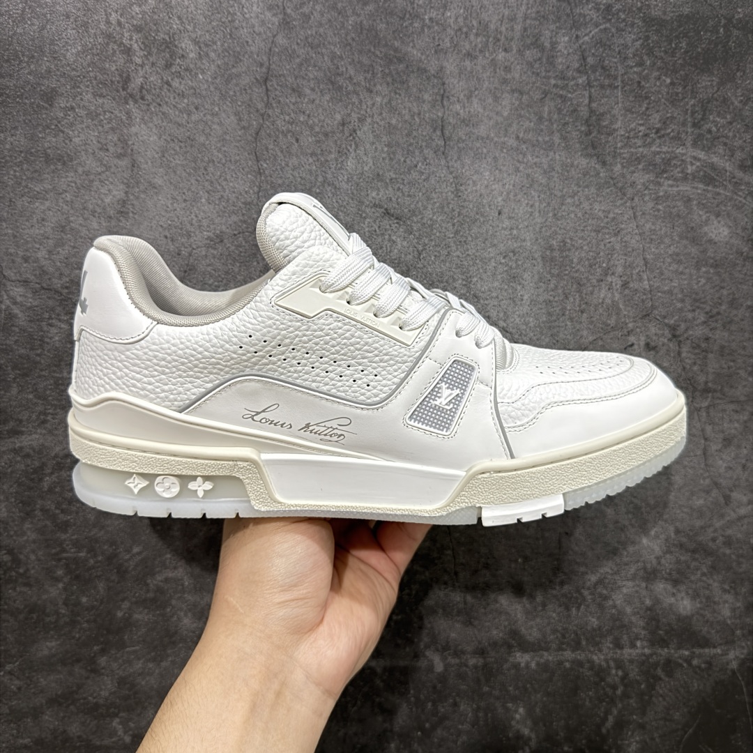 【顶级性价比版本】LV Trainer 白水泥 双层飞机礼盒 中高端品质 价格超值不杀猪 非市面假特价版本 广东产 顶级品质 真材实料 不偷材料 市售数一数二的好货 放眼市场同价格绝对找不到比他更好的货⚠️ 工厂长期补货 价格优势供应 所有配色均原版购入开发打造 正确原版 超高还原度 空胶工艺 各细节到位 鞋面为细柔小牛皮 厚实织物鞋带正确扣子配件 正确牛仔布料无色差 图案对版对位 白色软质荔枝皮 老花压印到位 细节 版型全都没毛病 正确鞋垫 中高端零售 杀猪这个版本没毛病 品质见实拍 无需过多文案赘述! 尺码:35 36 37 38 39 40 41 42 43 44 45 46-选品中心