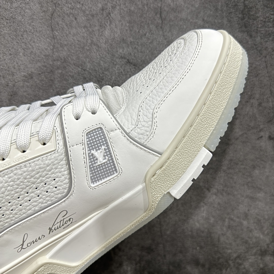 图片[6]-【顶级性价比版本】LV Trainer 白水泥 双层飞机礼盒 中高端品质 价格超值不杀猪 非市面假特价版本 广东产 顶级品质 真材实料 不偷材料 市售数一数二的好货 放眼市场同价格绝对找不到比他更好的货⚠️ 工厂长期补货 价格优势供应 所有配色均原版购入开发打造 正确原版 超高还原度 空胶工艺 各细节到位 鞋面为细柔小牛皮 厚实织物鞋带正确扣子配件 正确牛仔布料无色差 图案对版对位 白色软质荔枝皮 老花压印到位 细节 版型全都没毛病 正确鞋垫 中高端零售 杀猪这个版本没毛病 品质见实拍 无需过多文案赘述！ 尺码：35 36 37 38 39 40 41 42 43 44 45 46-选品中心