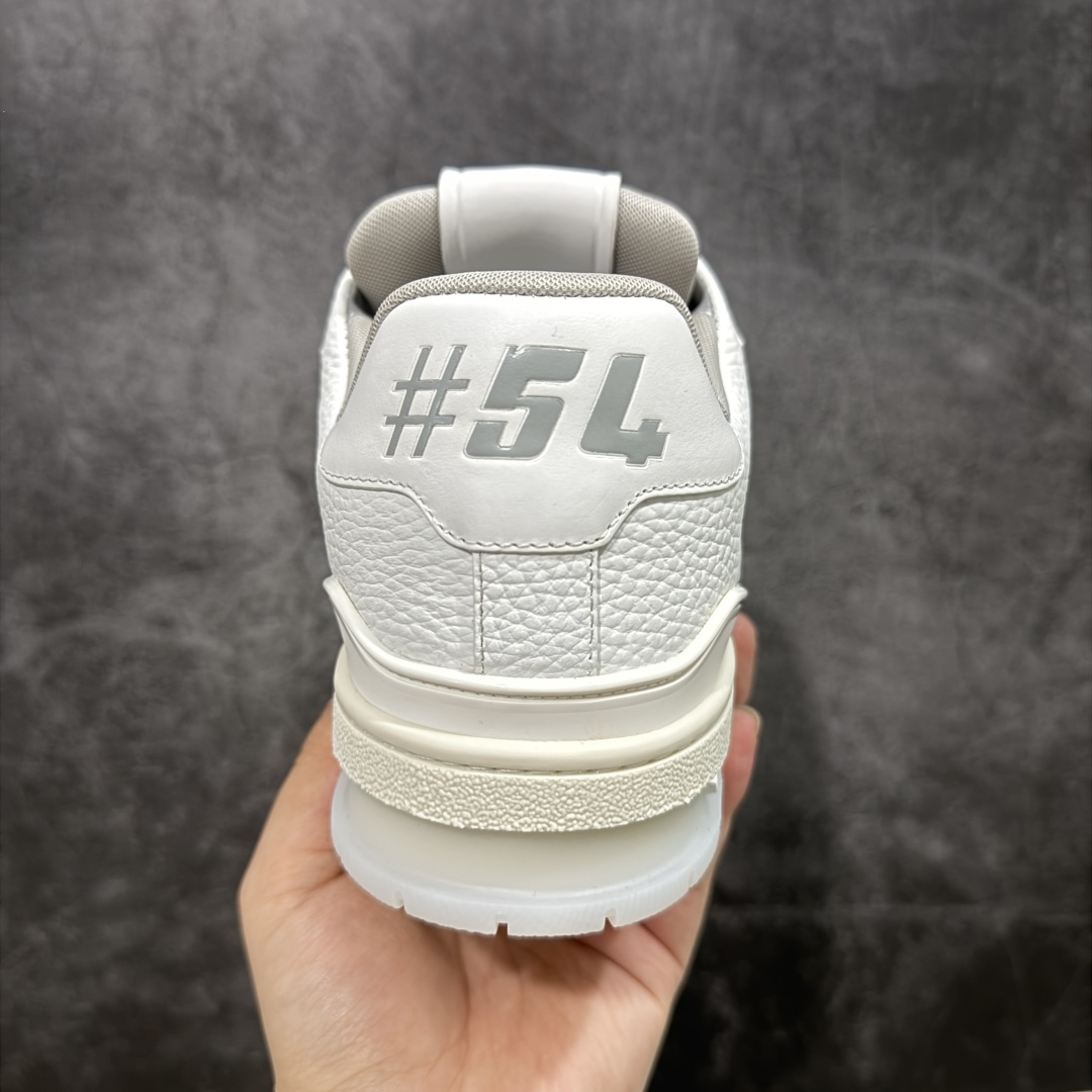 图片[4]-【顶级性价比版本】LV Trainer 白水泥 双层飞机礼盒 中高端品质 价格超值不杀猪 非市面假特价版本 广东产 顶级品质 真材实料 不偷材料 市售数一数二的好货 放眼市场同价格绝对找不到比他更好的货⚠️ 工厂长期补货 价格优势供应 所有配色均原版购入开发打造 正确原版 超高还原度 空胶工艺 各细节到位 鞋面为细柔小牛皮 厚实织物鞋带正确扣子配件 正确牛仔布料无色差 图案对版对位 白色软质荔枝皮 老花压印到位 细节 版型全都没毛病 正确鞋垫 中高端零售 杀猪这个版本没毛病 品质见实拍 无需过多文案赘述！ 尺码：35 36 37 38 39 40 41 42 43 44 45 46-选品中心