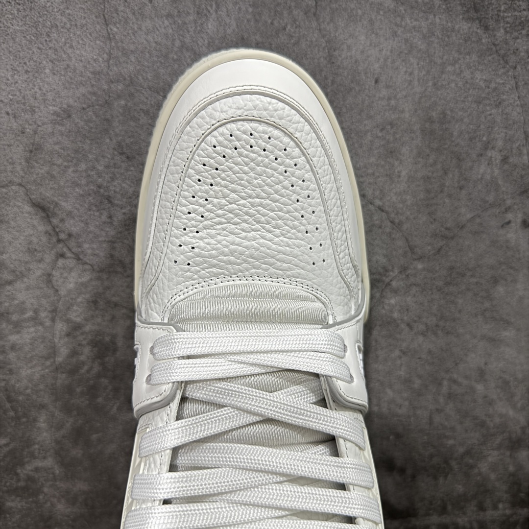 图片[5]-【顶级性价比版本】LV Trainer 白水泥 双层飞机礼盒 中高端品质 价格超值不杀猪 非市面假特价版本 广东产 顶级品质 真材实料 不偷材料 市售数一数二的好货 放眼市场同价格绝对找不到比他更好的货⚠️ 工厂长期补货 价格优势供应 所有配色均原版购入开发打造 正确原版 超高还原度 空胶工艺 各细节到位 鞋面为细柔小牛皮 厚实织物鞋带正确扣子配件 正确牛仔布料无色差 图案对版对位 白色软质荔枝皮 老花压印到位 细节 版型全都没毛病 正确鞋垫 中高端零售 杀猪这个版本没毛病 品质见实拍 无需过多文案赘述！ 尺码：35 36 37 38 39 40 41 42 43 44 45 46-选品中心