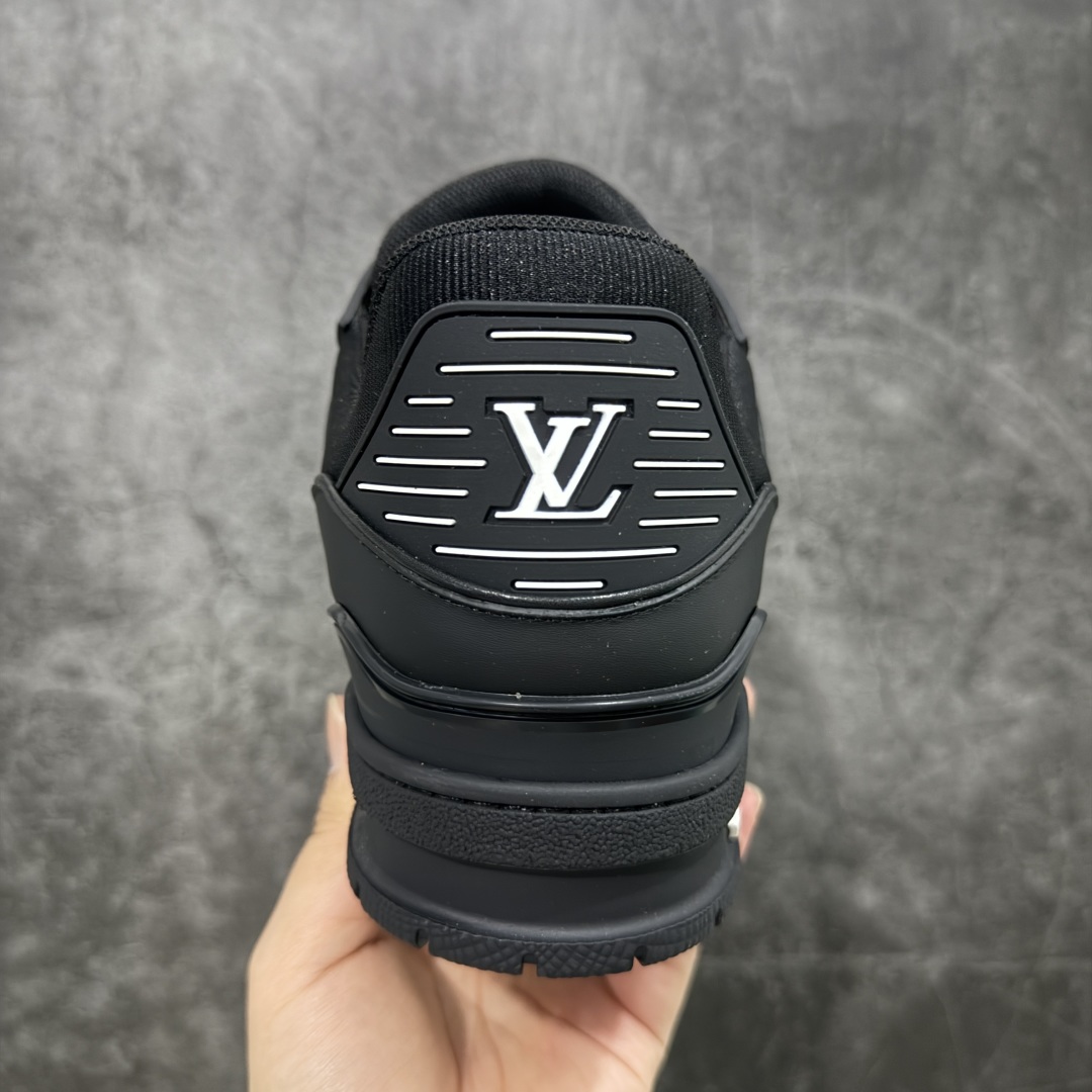 图片[4]-【顶级性价比版本】LV Trainer 黑皮压花 双层飞机礼盒 中高端品质 价格超值不杀猪 非市面假特价版本 广东产 顶级品质 真材实料 不偷材料 市售数一数二的好货 放眼市场同价格绝对找不到比他更好的货⚠️ 工厂长期补货 价格优势供应 所有配色均原版购入开发打造 正确原版 超高还原度 空胶工艺 各细节到位 鞋面为细柔小牛皮 厚实织物鞋带正确扣子配件 正确牛仔布料无色差 图案对版对位 白色软质荔枝皮 老花压印到位 细节 版型全都没毛病 正确鞋垫 中高端零售 杀猪这个版本没毛病 品质见实拍 无需过多文案赘述！ 尺码： 35-45-选品中心