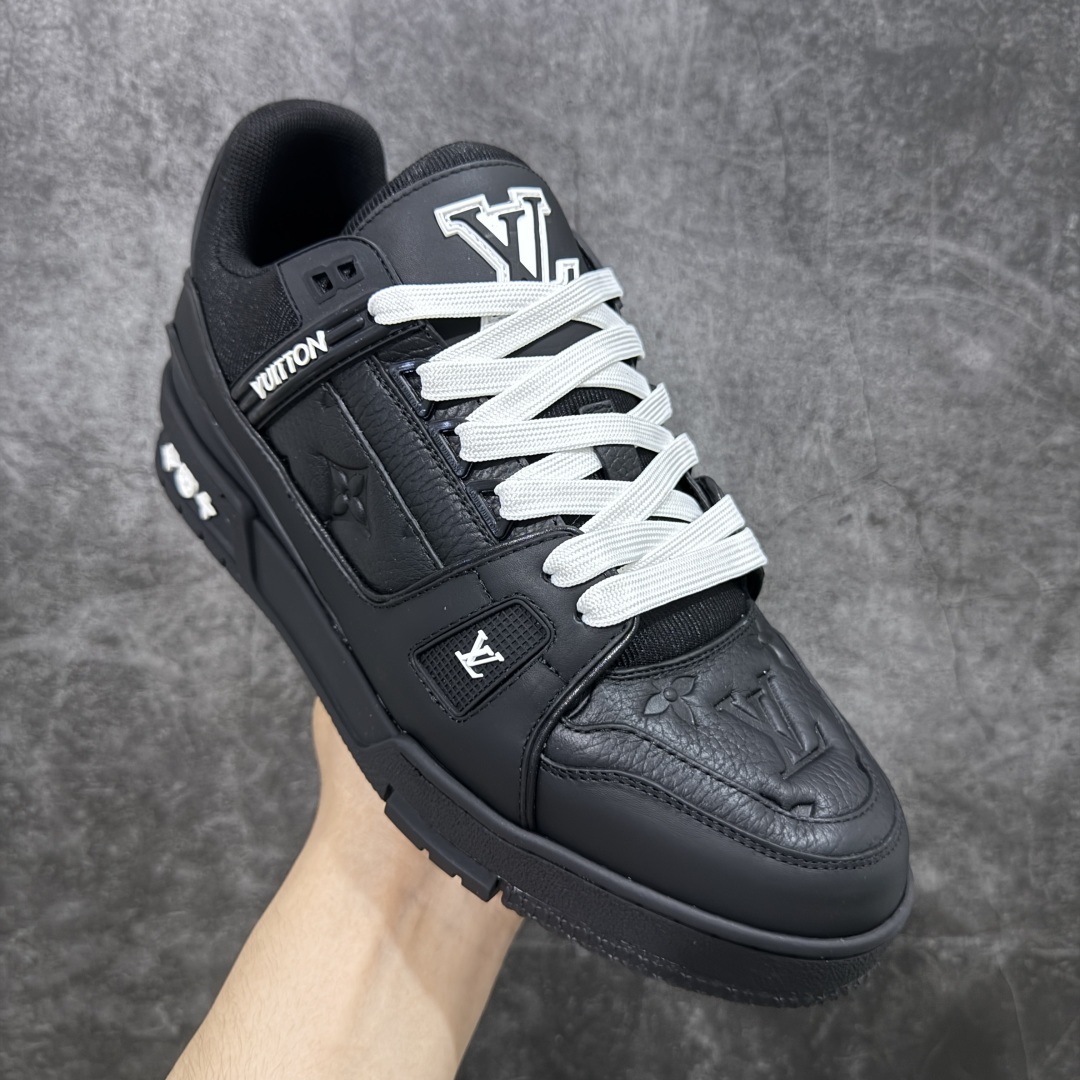 图片[3]-【顶级性价比版本】LV Trainer 黑皮压花 双层飞机礼盒 中高端品质 价格超值不杀猪 非市面假特价版本 广东产 顶级品质 真材实料 不偷材料 市售数一数二的好货 放眼市场同价格绝对找不到比他更好的货⚠️ 工厂长期补货 价格优势供应 所有配色均原版购入开发打造 正确原版 超高还原度 空胶工艺 各细节到位 鞋面为细柔小牛皮 厚实织物鞋带正确扣子配件 正确牛仔布料无色差 图案对版对位 白色软质荔枝皮 老花压印到位 细节 版型全都没毛病 正确鞋垫 中高端零售 杀猪这个版本没毛病 品质见实拍 无需过多文案赘述！ 尺码： 35-45-选品中心