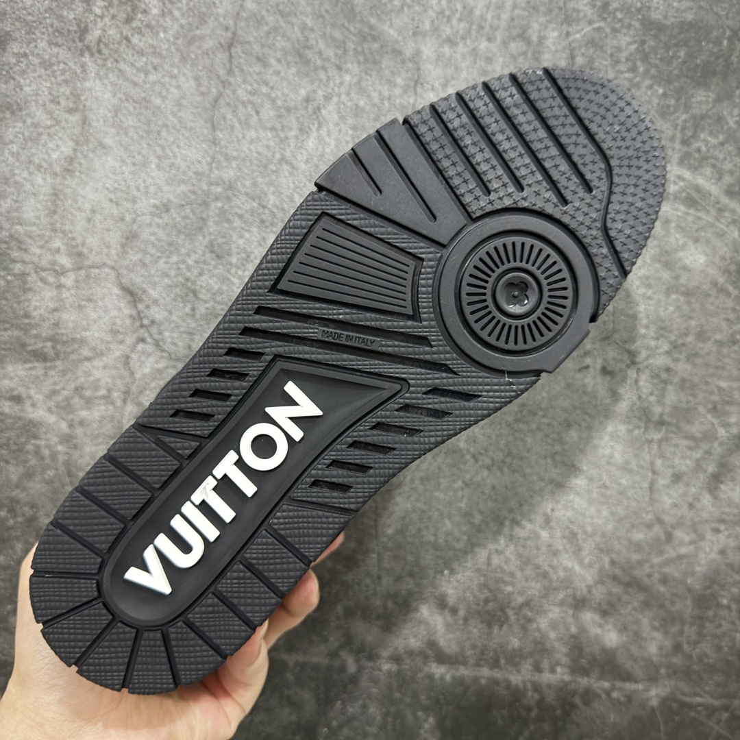 图片[9]-【顶级性价比版本】LV Trainer 黑皮压花 双层飞机礼盒 中高端品质 价格超值不杀猪 非市面假特价版本 广东产 顶级品质 真材实料 不偷材料 市售数一数二的好货 放眼市场同价格绝对找不到比他更好的货⚠️ 工厂长期补货 价格优势供应 所有配色均原版购入开发打造 正确原版 超高还原度 空胶工艺 各细节到位 鞋面为细柔小牛皮 厚实织物鞋带正确扣子配件 正确牛仔布料无色差 图案对版对位 白色软质荔枝皮 老花压印到位 细节 版型全都没毛病 正确鞋垫 中高端零售 杀猪这个版本没毛病 品质见实拍 无需过多文案赘述！ 尺码： 35-45-选品中心