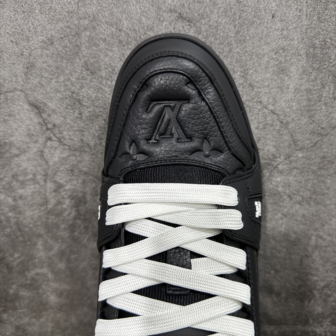 图片[5]-【顶级性价比版本】LV Trainer 黑皮压花 双层飞机礼盒 中高端品质 价格超值不杀猪 非市面假特价版本 广东产 顶级品质 真材实料 不偷材料 市售数一数二的好货 放眼市场同价格绝对找不到比他更好的货⚠️ 工厂长期补货 价格优势供应 所有配色均原版购入开发打造 正确原版 超高还原度 空胶工艺 各细节到位 鞋面为细柔小牛皮 厚实织物鞋带正确扣子配件 正确牛仔布料无色差 图案对版对位 白色软质荔枝皮 老花压印到位 细节 版型全都没毛病 正确鞋垫 中高端零售 杀猪这个版本没毛病 品质见实拍 无需过多文案赘述！ 尺码： 35-45-选品中心