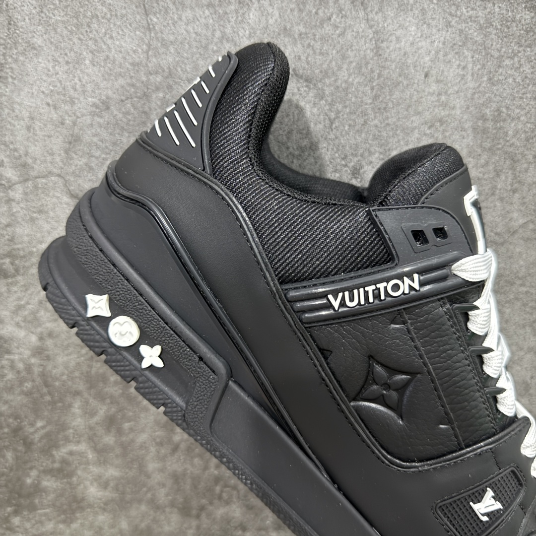 图片[7]-【顶级性价比版本】LV Trainer 黑皮压花 双层飞机礼盒 中高端品质 价格超值不杀猪 非市面假特价版本 广东产 顶级品质 真材实料 不偷材料 市售数一数二的好货 放眼市场同价格绝对找不到比他更好的货⚠️ 工厂长期补货 价格优势供应 所有配色均原版购入开发打造 正确原版 超高还原度 空胶工艺 各细节到位 鞋面为细柔小牛皮 厚实织物鞋带正确扣子配件 正确牛仔布料无色差 图案对版对位 白色软质荔枝皮 老花压印到位 细节 版型全都没毛病 正确鞋垫 中高端零售 杀猪这个版本没毛病 品质见实拍 无需过多文案赘述！ 尺码： 35-45-选品中心