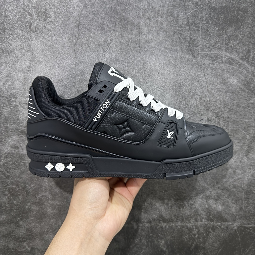 【顶级性价比版本】LV Trainer 黑皮压花 双层飞机礼盒 中高端品质 价格超值不杀猪 非市面假特价版本 广东产 顶级品质 真材实料 不偷材料 市售数一数二的好货 放眼市场同价格绝对找不到比他更好的货⚠️ 工厂长期补货 价格优势供应 所有配色均原版购入开发打造 正确原版 超高还原度 空胶工艺 各细节到位 鞋面为细柔小牛皮 厚实织物鞋带正确扣子配件 正确牛仔布料无色差 图案对版对位 白色软质荔枝皮 老花压印到位 细节 版型全都没毛病 正确鞋垫 中高端零售 杀猪这个版本没毛病 品质见实拍 无需过多文案赘述! 尺码: 35-45-选品中心