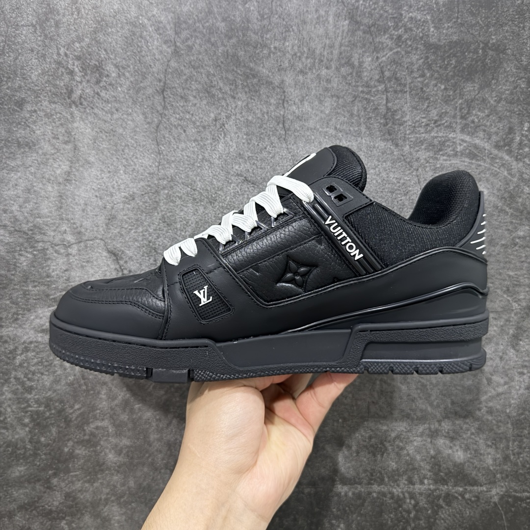 图片[2]-【顶级性价比版本】LV Trainer 黑皮压花 双层飞机礼盒 中高端品质 价格超值不杀猪 非市面假特价版本 广东产 顶级品质 真材实料 不偷材料 市售数一数二的好货 放眼市场同价格绝对找不到比他更好的货⚠️ 工厂长期补货 价格优势供应 所有配色均原版购入开发打造 正确原版 超高还原度 空胶工艺 各细节到位 鞋面为细柔小牛皮 厚实织物鞋带正确扣子配件 正确牛仔布料无色差 图案对版对位 白色软质荔枝皮 老花压印到位 细节 版型全都没毛病 正确鞋垫 中高端零售 杀猪这个版本没毛病 品质见实拍 无需过多文案赘述！ 尺码： 35-45-选品中心