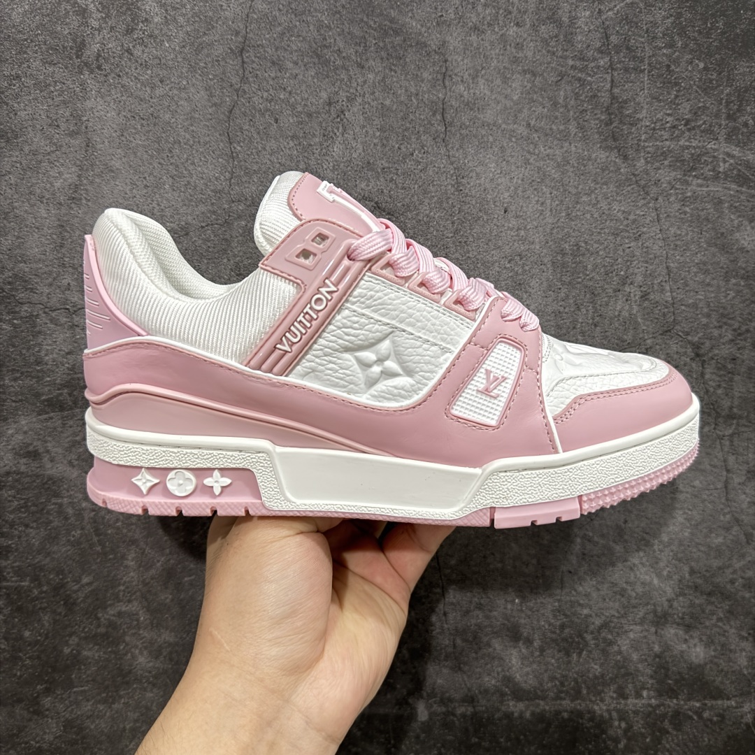 【顶级性价比版本】LV Trainer 白粉皮 双层飞机礼盒 中高端品质 价格超值不杀猪 非市面假特价版本 广东产 顶级品质 真材实料 不偷材料 市售数一数二的好货 放眼市场同价格绝对找不到比他更好的货⚠️ 工厂长期补货 价格优势供应 所有配色均原版购入开发打造 正确原版 超高还原度 空胶工艺 各细节到位 鞋面为细柔小牛皮 厚实织物鞋带正确扣子配件 正确牛仔布料无色差 图案对版对位 白色软质荔枝皮 老花压印到位 细节 版型全都没毛病 正确鞋垫 中高端零售 杀猪这个版本没毛病 品质见实拍 无需过多文案赘述! 尺码: 35-38-选品中心