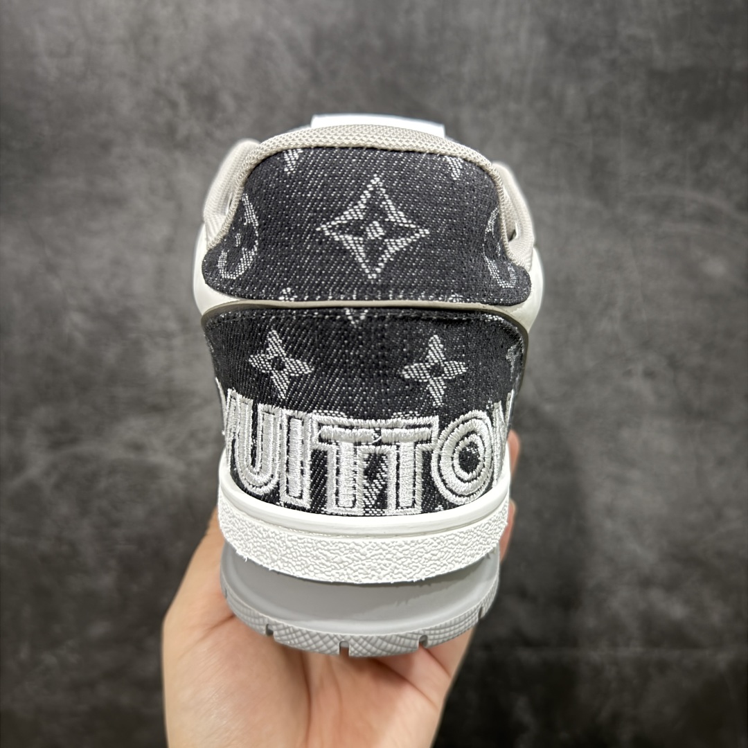 图片[4]-【顶级性价比版本】LV Trainer 灰白牛仔魔术贴 双层飞机礼盒 中高端品质 价格超值不杀猪 非市面假特价版本 广东产 顶级品质 真材实料 不偷材料 市售数一数二的好货 放眼市场同价格绝对找不到比他更好的货⚠️ 工厂长期补货 价格优势供应 所有配色均原版购入开发打造 正确原版 超高还原度 空胶工艺 各细节到位 鞋面为细柔小牛皮 厚实织物鞋带正确扣子配件 正确牛仔布料无色差 图案对版对位 白色软质荔枝皮 老花压印到位 细节 版型全都没毛病 正确鞋垫 中高端零售 杀猪这个版本没毛病 品质见实拍 无需过多文案赘述！ 尺码： 39-45-选品中心