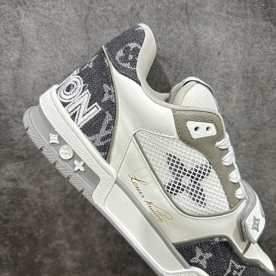 图片[7]-【顶级性价比版本】LV Trainer 灰白牛仔魔术贴 双层飞机礼盒 中高端品质 价格超值不杀猪 非市面假特价版本 广东产 顶级品质 真材实料 不偷材料 市售数一数二的好货 放眼市场同价格绝对找不到比他更好的货⚠️ 工厂长期补货 价格优势供应 所有配色均原版购入开发打造 正确原版 超高还原度 空胶工艺 各细节到位 鞋面为细柔小牛皮 厚实织物鞋带正确扣子配件 正确牛仔布料无色差 图案对版对位 白色软质荔枝皮 老花压印到位 细节 版型全都没毛病 正确鞋垫 中高端零售 杀猪这个版本没毛病 品质见实拍 无需过多文案赘述！ 尺码： 39-45-选品中心