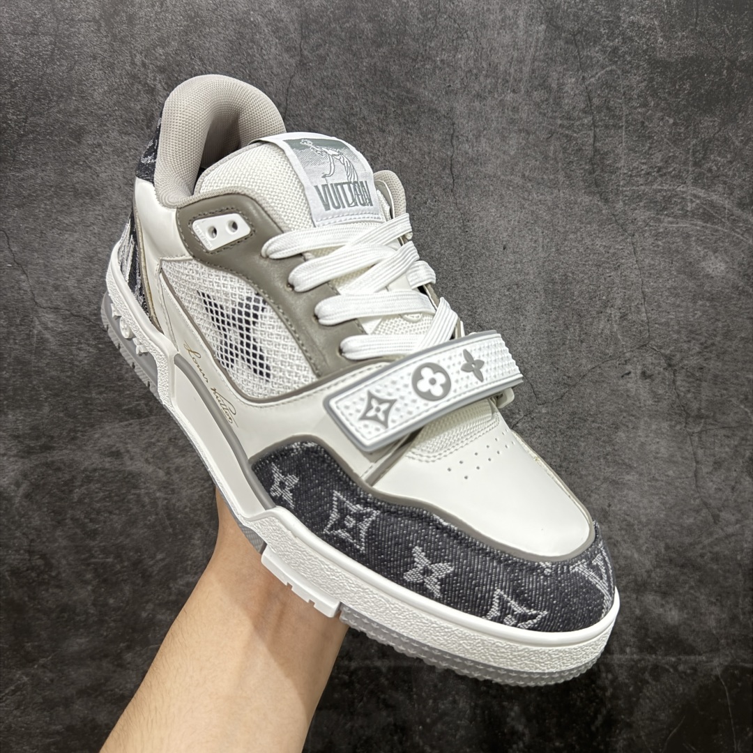 图片[3]-【顶级性价比版本】LV Trainer 灰白牛仔魔术贴 双层飞机礼盒 中高端品质 价格超值不杀猪 非市面假特价版本 广东产 顶级品质 真材实料 不偷材料 市售数一数二的好货 放眼市场同价格绝对找不到比他更好的货⚠️ 工厂长期补货 价格优势供应 所有配色均原版购入开发打造 正确原版 超高还原度 空胶工艺 各细节到位 鞋面为细柔小牛皮 厚实织物鞋带正确扣子配件 正确牛仔布料无色差 图案对版对位 白色软质荔枝皮 老花压印到位 细节 版型全都没毛病 正确鞋垫 中高端零售 杀猪这个版本没毛病 品质见实拍 无需过多文案赘述！ 尺码： 39-45-选品中心