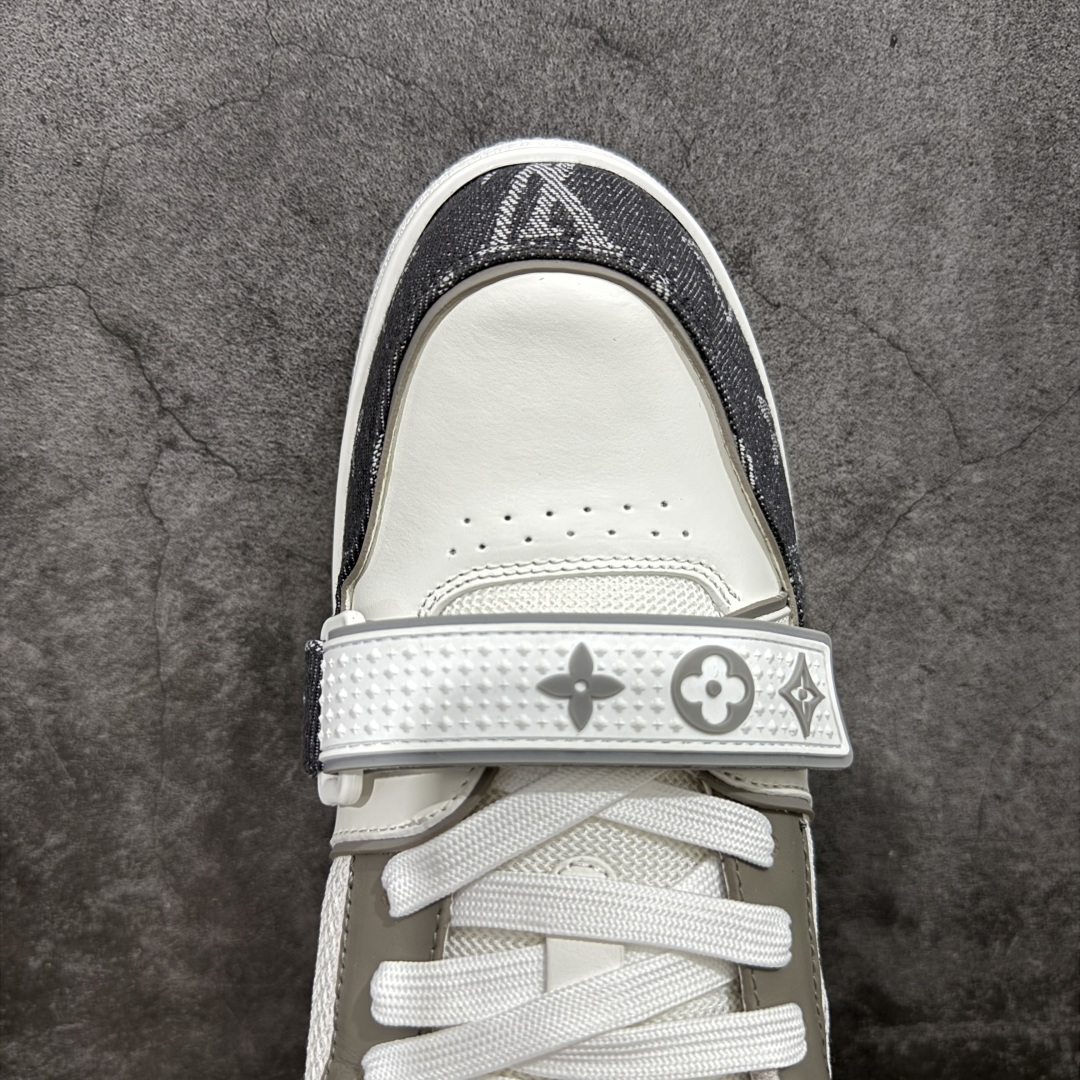 图片[5]-【顶级性价比版本】LV Trainer 灰白牛仔魔术贴 双层飞机礼盒 中高端品质 价格超值不杀猪 非市面假特价版本 广东产 顶级品质 真材实料 不偷材料 市售数一数二的好货 放眼市场同价格绝对找不到比他更好的货⚠️ 工厂长期补货 价格优势供应 所有配色均原版购入开发打造 正确原版 超高还原度 空胶工艺 各细节到位 鞋面为细柔小牛皮 厚实织物鞋带正确扣子配件 正确牛仔布料无色差 图案对版对位 白色软质荔枝皮 老花压印到位 细节 版型全都没毛病 正确鞋垫 中高端零售 杀猪这个版本没毛病 品质见实拍 无需过多文案赘述！ 尺码： 39-45-选品中心