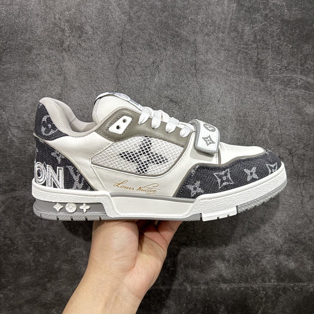 【顶级性价比版本】LV Trainer 灰白牛仔魔术贴 双层飞机礼盒 中高端品质 价格超值不杀猪 非市面假特价版本 广东产 顶级品质 真材实料 不偷材料 市售数一数二的好货 放眼市场同价格绝对找不到比他更好的货⚠️ 工厂长期补货 价格优势供应 所有配色均原版购入开发打造 正确原版 超高还原度 空胶工艺 各细节到位 鞋面为细柔小牛皮 厚实织物鞋带正确扣子配件 正确牛仔布料无色差 图案对版对位 白色软质荔枝皮 老花压印到位 细节 版型全都没毛病 正确鞋垫 中高端零售 杀猪这个版本没毛病 品质见实拍 无需过多文案赘述! 尺码: 39-45-选品中心