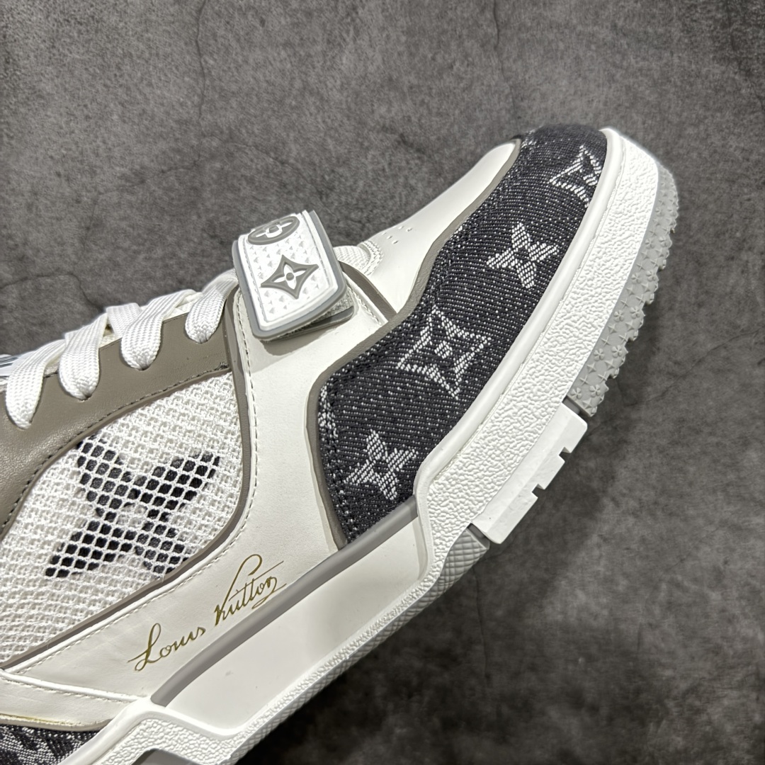 图片[6]-【顶级性价比版本】LV Trainer 灰白牛仔魔术贴 双层飞机礼盒 中高端品质 价格超值不杀猪 非市面假特价版本 广东产 顶级品质 真材实料 不偷材料 市售数一数二的好货 放眼市场同价格绝对找不到比他更好的货⚠️ 工厂长期补货 价格优势供应 所有配色均原版购入开发打造 正确原版 超高还原度 空胶工艺 各细节到位 鞋面为细柔小牛皮 厚实织物鞋带正确扣子配件 正确牛仔布料无色差 图案对版对位 白色软质荔枝皮 老花压印到位 细节 版型全都没毛病 正确鞋垫 中高端零售 杀猪这个版本没毛病 品质见实拍 无需过多文案赘述！ 尺码： 39-45-选品中心