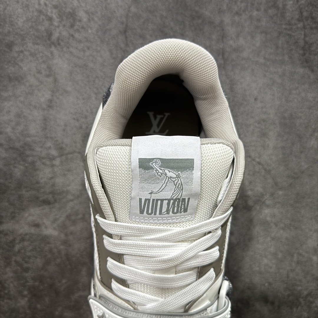 图片[8]-【顶级性价比版本】LV Trainer 灰白牛仔魔术贴 双层飞机礼盒 中高端品质 价格超值不杀猪 非市面假特价版本 广东产 顶级品质 真材实料 不偷材料 市售数一数二的好货 放眼市场同价格绝对找不到比他更好的货⚠️ 工厂长期补货 价格优势供应 所有配色均原版购入开发打造 正确原版 超高还原度 空胶工艺 各细节到位 鞋面为细柔小牛皮 厚实织物鞋带正确扣子配件 正确牛仔布料无色差 图案对版对位 白色软质荔枝皮 老花压印到位 细节 版型全都没毛病 正确鞋垫 中高端零售 杀猪这个版本没毛病 品质见实拍 无需过多文案赘述！ 尺码： 39-45-选品中心