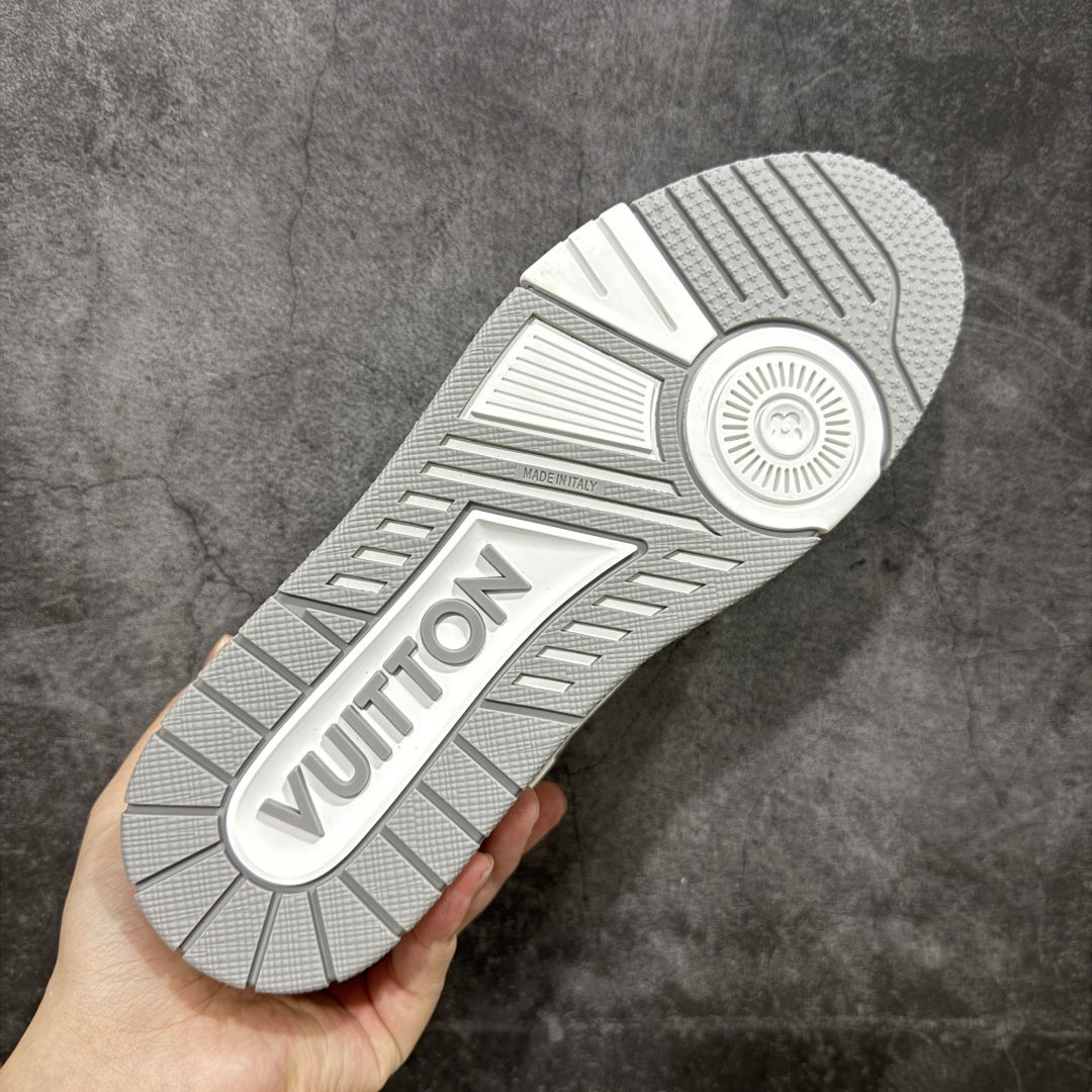 图片[9]-【顶级性价比版本】LV Trainer 灰白牛仔魔术贴 双层飞机礼盒 中高端品质 价格超值不杀猪 非市面假特价版本 广东产 顶级品质 真材实料 不偷材料 市售数一数二的好货 放眼市场同价格绝对找不到比他更好的货⚠️ 工厂长期补货 价格优势供应 所有配色均原版购入开发打造 正确原版 超高还原度 空胶工艺 各细节到位 鞋面为细柔小牛皮 厚实织物鞋带正确扣子配件 正确牛仔布料无色差 图案对版对位 白色软质荔枝皮 老花压印到位 细节 版型全都没毛病 正确鞋垫 中高端零售 杀猪这个版本没毛病 品质见实拍 无需过多文案赘述！ 尺码： 39-45-选品中心