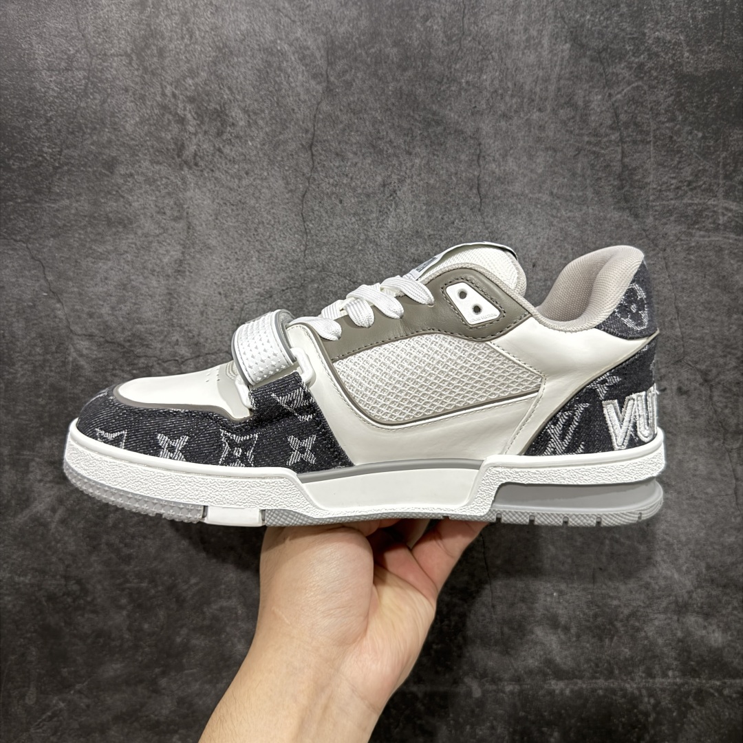 图片[2]-【顶级性价比版本】LV Trainer 灰白牛仔魔术贴 双层飞机礼盒 中高端品质 价格超值不杀猪 非市面假特价版本 广东产 顶级品质 真材实料 不偷材料 市售数一数二的好货 放眼市场同价格绝对找不到比他更好的货⚠️ 工厂长期补货 价格优势供应 所有配色均原版购入开发打造 正确原版 超高还原度 空胶工艺 各细节到位 鞋面为细柔小牛皮 厚实织物鞋带正确扣子配件 正确牛仔布料无色差 图案对版对位 白色软质荔枝皮 老花压印到位 细节 版型全都没毛病 正确鞋垫 中高端零售 杀猪这个版本没毛病 品质见实拍 无需过多文案赘述！ 尺码： 39-45-选品中心