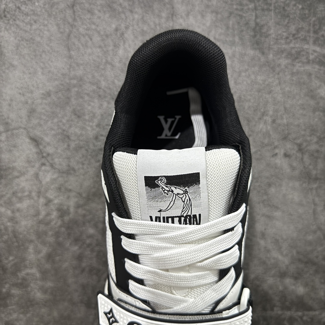 图片[8]-【顶级性价比版本】LV Trainer 黑白牛仔魔术贴 双层飞机礼盒 中高端品质 价格超值不杀猪 非市面假特价版本 广东产 顶级品质 真材实料 不偷材料 市售数一数二的好货 放眼市场同价格绝对找不到比他更好的货⚠️ 工厂长期补货 价格优势供应 所有配色均原版购入开发打造 正确原版 超高还原度 空胶工艺 各细节到位 鞋面为细柔小牛皮 厚实织物鞋带正确扣子配件 正确牛仔布料无色差 图案对版对位 白色软质荔枝皮 老花压印到位 细节 版型全都没毛病 正确鞋垫 中高端零售 杀猪这个版本没毛病 品质见实拍 无需过多文案赘述！ 尺码： 39-45-选品中心