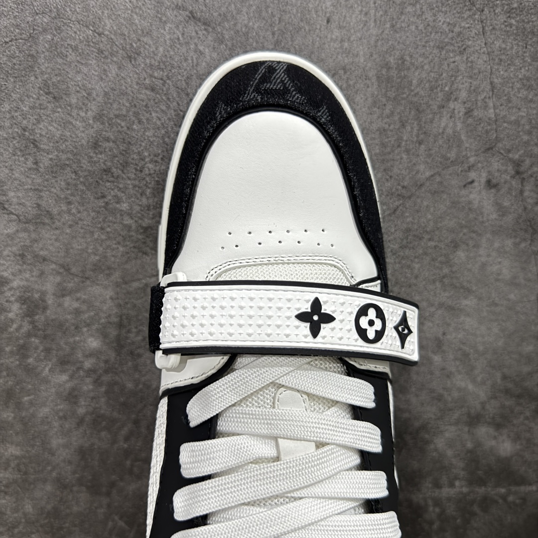 图片[5]-【顶级性价比版本】LV Trainer 黑白牛仔魔术贴 双层飞机礼盒 中高端品质 价格超值不杀猪 非市面假特价版本 广东产 顶级品质 真材实料 不偷材料 市售数一数二的好货 放眼市场同价格绝对找不到比他更好的货⚠️ 工厂长期补货 价格优势供应 所有配色均原版购入开发打造 正确原版 超高还原度 空胶工艺 各细节到位 鞋面为细柔小牛皮 厚实织物鞋带正确扣子配件 正确牛仔布料无色差 图案对版对位 白色软质荔枝皮 老花压印到位 细节 版型全都没毛病 正确鞋垫 中高端零售 杀猪这个版本没毛病 品质见实拍 无需过多文案赘述！ 尺码： 39-45-选品中心