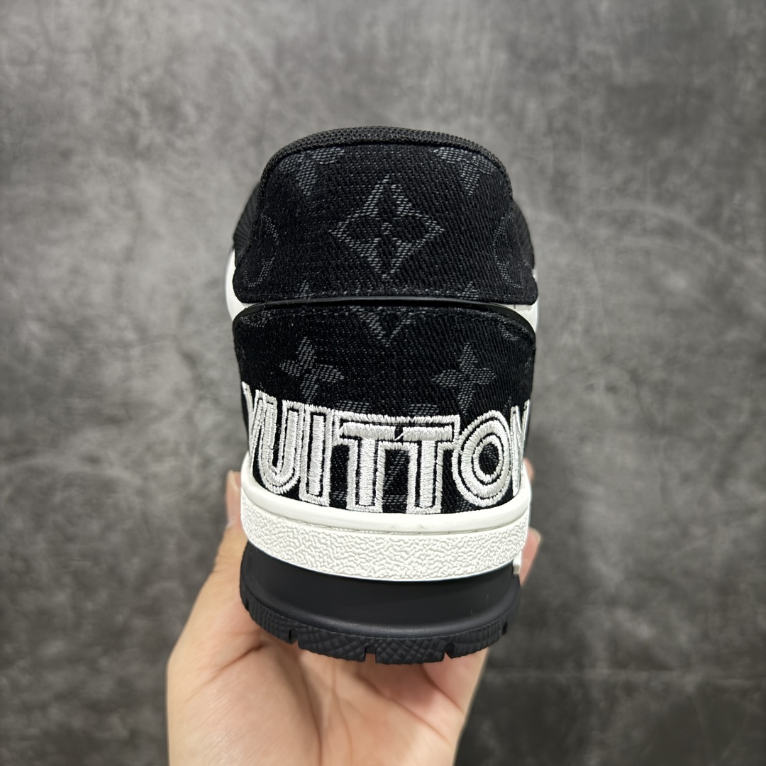 图片[4]-【顶级性价比版本】LV Trainer 黑白牛仔魔术贴 双层飞机礼盒 中高端品质 价格超值不杀猪 非市面假特价版本 广东产 顶级品质 真材实料 不偷材料 市售数一数二的好货 放眼市场同价格绝对找不到比他更好的货⚠️ 工厂长期补货 价格优势供应 所有配色均原版购入开发打造 正确原版 超高还原度 空胶工艺 各细节到位 鞋面为细柔小牛皮 厚实织物鞋带正确扣子配件 正确牛仔布料无色差 图案对版对位 白色软质荔枝皮 老花压印到位 细节 版型全都没毛病 正确鞋垫 中高端零售 杀猪这个版本没毛病 品质见实拍 无需过多文案赘述！ 尺码： 39-45-选品中心