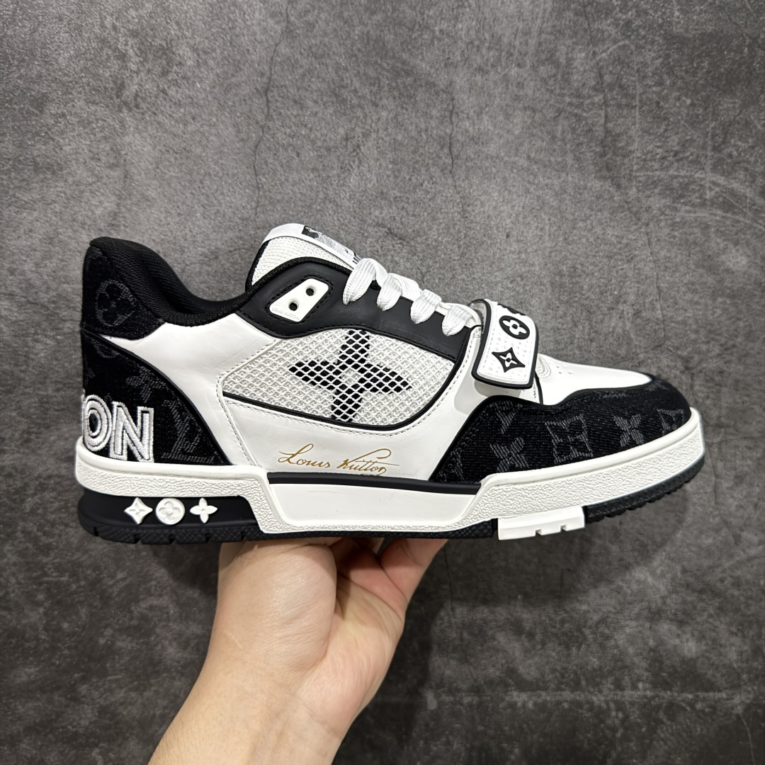 【顶级性价比版本】LV Trainer 黑白牛仔魔术贴 双层飞机礼盒 中高端品质 价格超值不杀猪 非市面假特价版本 广东产 顶级品质 真材实料 不偷材料 市售数一数二的好货 放眼市场同价格绝对找不到比他更好的货⚠️ 工厂长期补货 价格优势供应 所有配色均原版购入开发打造 正确原版 超高还原度 空胶工艺 各细节到位 鞋面为细柔小牛皮 厚实织物鞋带正确扣子配件 正确牛仔布料无色差 图案对版对位 白色软质荔枝皮 老花压印到位 细节 版型全都没毛病 正确鞋垫 中高端零售 杀猪这个版本没毛病 品质见实拍 无需过多文案赘述! 尺码: 39-45-选品中心