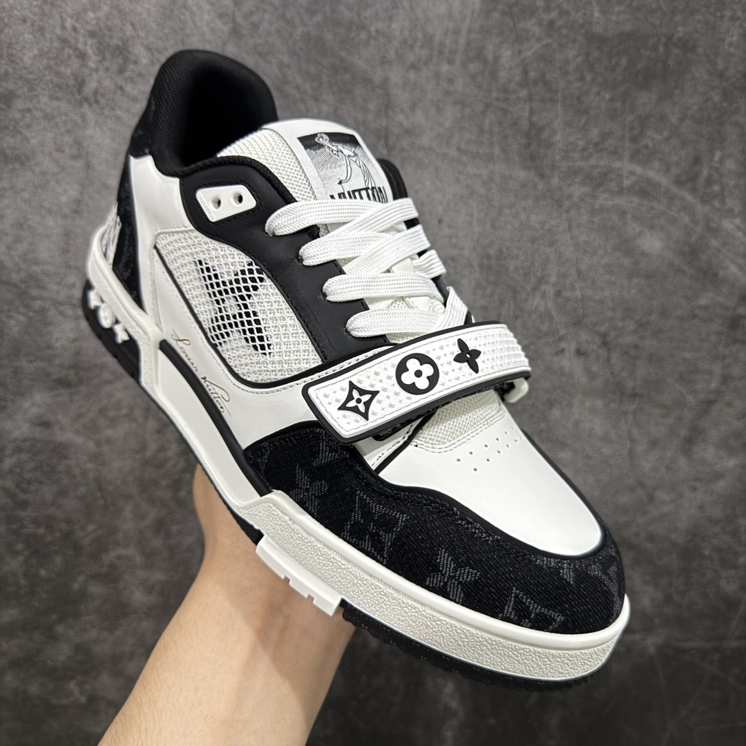 图片[3]-【顶级性价比版本】LV Trainer 黑白牛仔魔术贴 双层飞机礼盒 中高端品质 价格超值不杀猪 非市面假特价版本 广东产 顶级品质 真材实料 不偷材料 市售数一数二的好货 放眼市场同价格绝对找不到比他更好的货⚠️ 工厂长期补货 价格优势供应 所有配色均原版购入开发打造 正确原版 超高还原度 空胶工艺 各细节到位 鞋面为细柔小牛皮 厚实织物鞋带正确扣子配件 正确牛仔布料无色差 图案对版对位 白色软质荔枝皮 老花压印到位 细节 版型全都没毛病 正确鞋垫 中高端零售 杀猪这个版本没毛病 品质见实拍 无需过多文案赘述！ 尺码： 39-45-选品中心