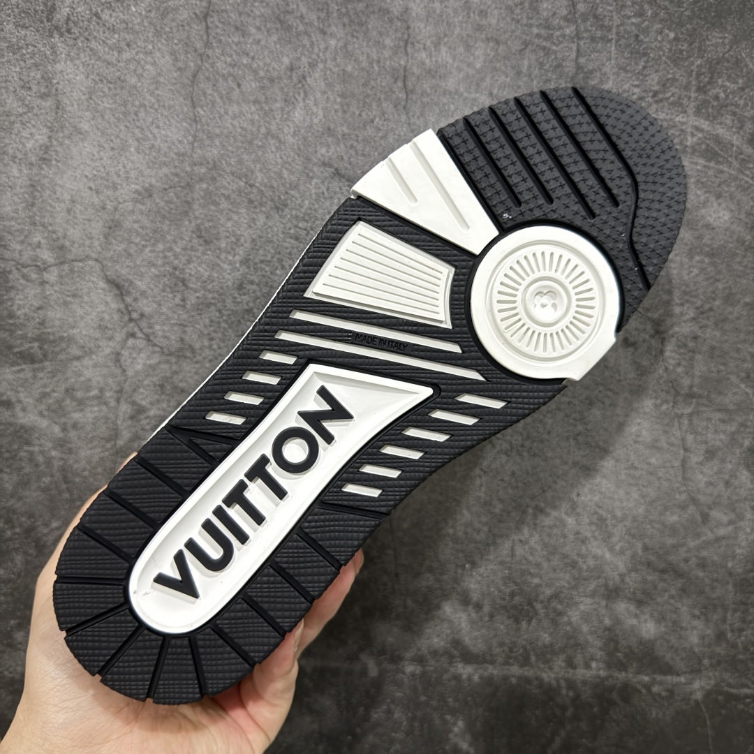 图片[9]-【顶级性价比版本】LV Trainer 黑白牛仔魔术贴 双层飞机礼盒 中高端品质 价格超值不杀猪 非市面假特价版本 广东产 顶级品质 真材实料 不偷材料 市售数一数二的好货 放眼市场同价格绝对找不到比他更好的货⚠️ 工厂长期补货 价格优势供应 所有配色均原版购入开发打造 正确原版 超高还原度 空胶工艺 各细节到位 鞋面为细柔小牛皮 厚实织物鞋带正确扣子配件 正确牛仔布料无色差 图案对版对位 白色软质荔枝皮 老花压印到位 细节 版型全都没毛病 正确鞋垫 中高端零售 杀猪这个版本没毛病 品质见实拍 无需过多文案赘述！ 尺码： 39-45-选品中心
