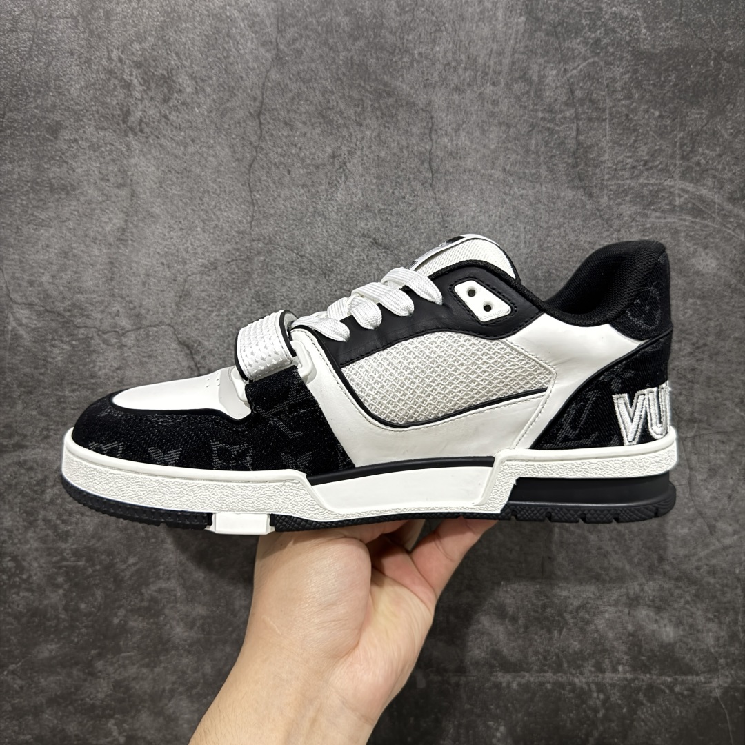 图片[2]-【顶级性价比版本】LV Trainer 黑白牛仔魔术贴 双层飞机礼盒 中高端品质 价格超值不杀猪 非市面假特价版本 广东产 顶级品质 真材实料 不偷材料 市售数一数二的好货 放眼市场同价格绝对找不到比他更好的货⚠️ 工厂长期补货 价格优势供应 所有配色均原版购入开发打造 正确原版 超高还原度 空胶工艺 各细节到位 鞋面为细柔小牛皮 厚实织物鞋带正确扣子配件 正确牛仔布料无色差 图案对版对位 白色软质荔枝皮 老花压印到位 细节 版型全都没毛病 正确鞋垫 中高端零售 杀猪这个版本没毛病 品质见实拍 无需过多文案赘述！ 尺码： 39-45-选品中心