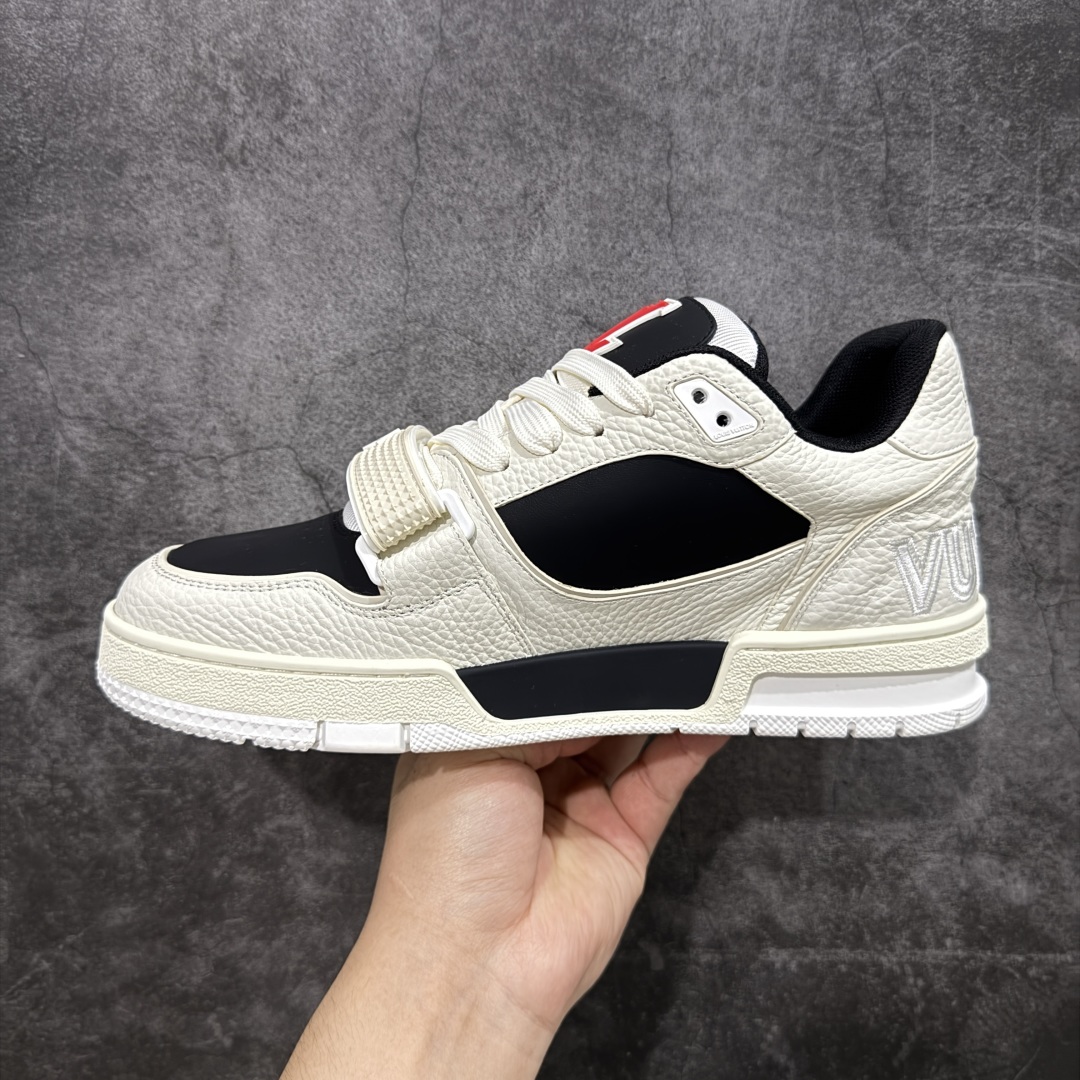 图片[2]-【顶级性价比版本】LV Trainer 白黑皮魔术贴 双层飞机礼盒 中高端品质 价格超值不杀猪 非市面假特价版本 广东产 顶级品质 真材实料 不偷材料 市售数一数二的好货 放眼市场同价格绝对找不到比他更好的货⚠️ 工厂长期补货 价格优势供应 所有配色均原版购入开发打造 正确原版 超高还原度 空胶工艺 各细节到位 鞋面为细柔小牛皮 厚实织物鞋带正确扣子配件 正确牛仔布料无色差 图案对版对位 白色软质荔枝皮 老花压印到位 细节 版型全都没毛病 正确鞋垫 中高端零售 杀猪这个版本没毛病 品质见实拍 无需过多文案赘述！ 尺码： 39-45-选品中心