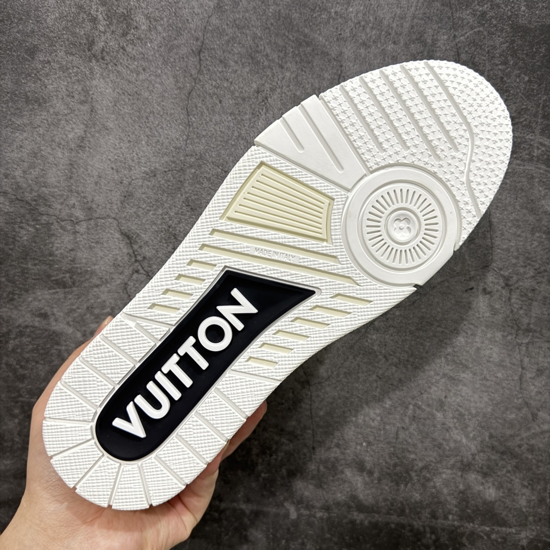 图片[9]-【顶级性价比版本】LV Trainer 白黑皮魔术贴 双层飞机礼盒 中高端品质 价格超值不杀猪 非市面假特价版本 广东产 顶级品质 真材实料 不偷材料 市售数一数二的好货 放眼市场同价格绝对找不到比他更好的货⚠️ 工厂长期补货 价格优势供应 所有配色均原版购入开发打造 正确原版 超高还原度 空胶工艺 各细节到位 鞋面为细柔小牛皮 厚实织物鞋带正确扣子配件 正确牛仔布料无色差 图案对版对位 白色软质荔枝皮 老花压印到位 细节 版型全都没毛病 正确鞋垫 中高端零售 杀猪这个版本没毛病 品质见实拍 无需过多文案赘述！ 尺码： 39-45-选品中心